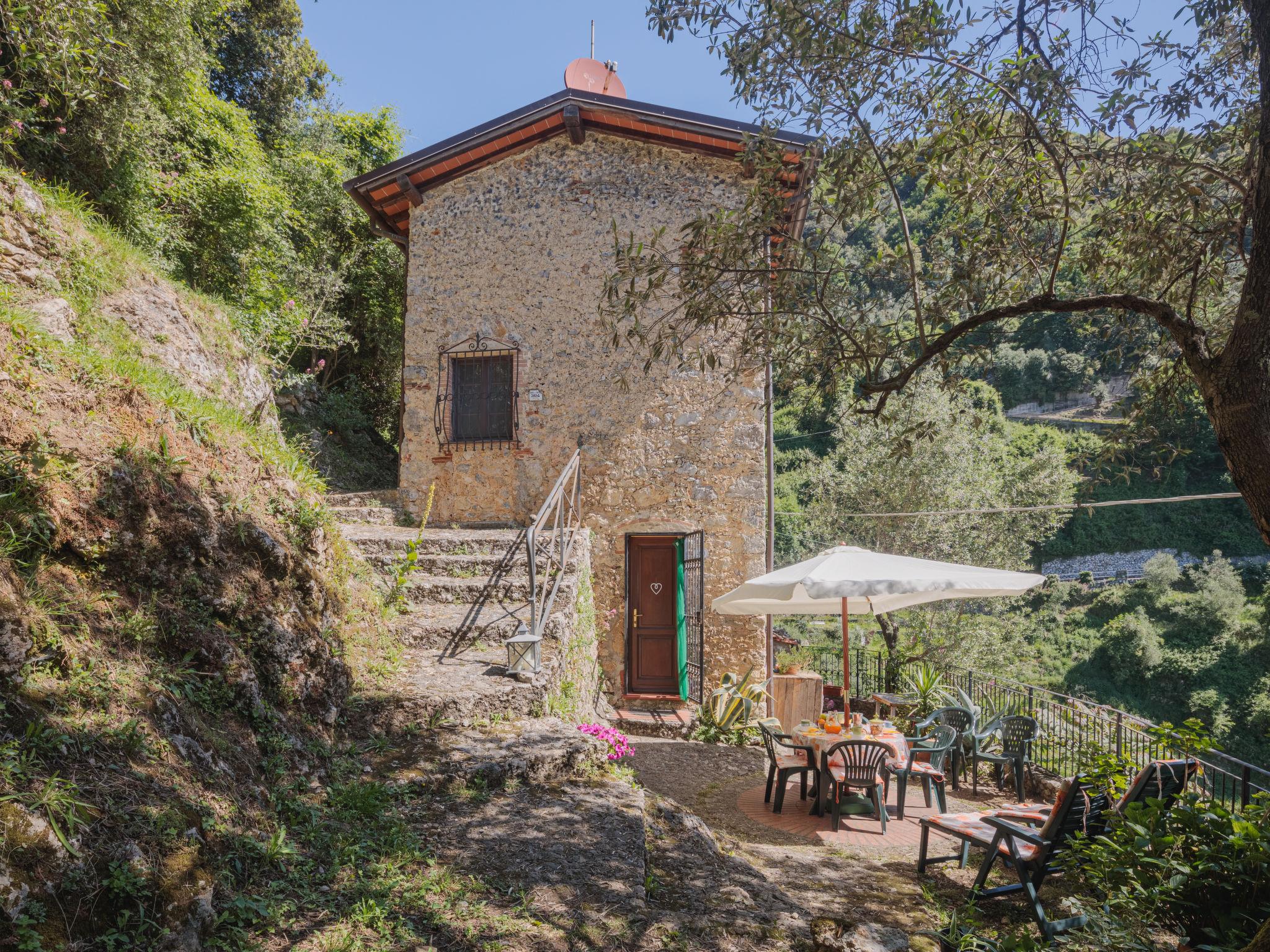 Foto 1 - Casa de 2 habitaciones en Camaiore con jardín y vistas al mar