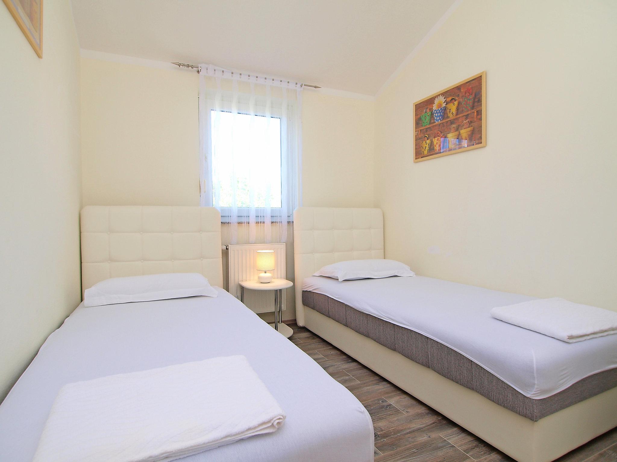 Foto 9 - Apartment mit 2 Schlafzimmern in Bibinje mit schwimmbad und blick aufs meer