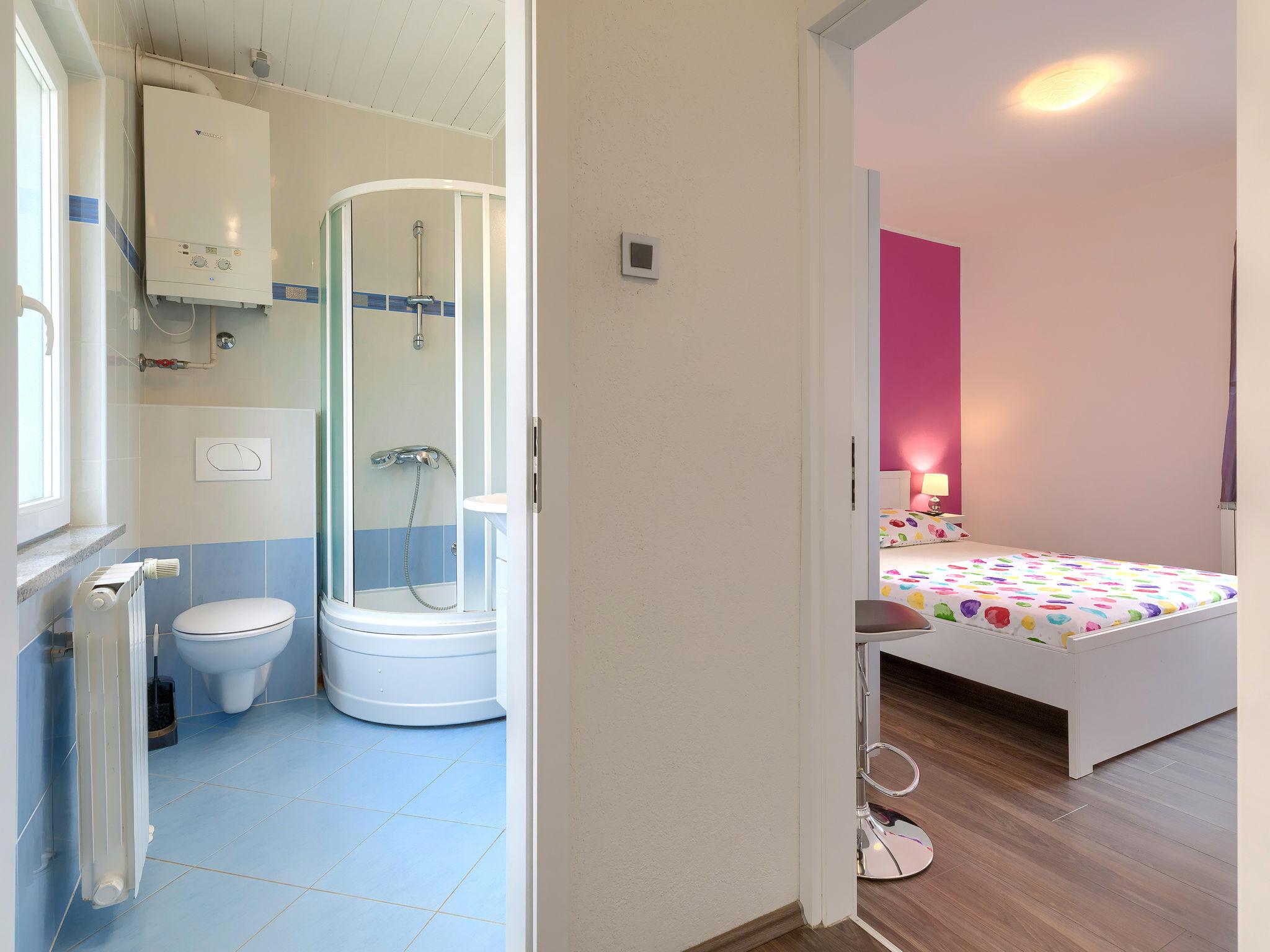 Foto 30 - Casa con 3 camere da letto a Ližnjan con piscina privata e vista mare