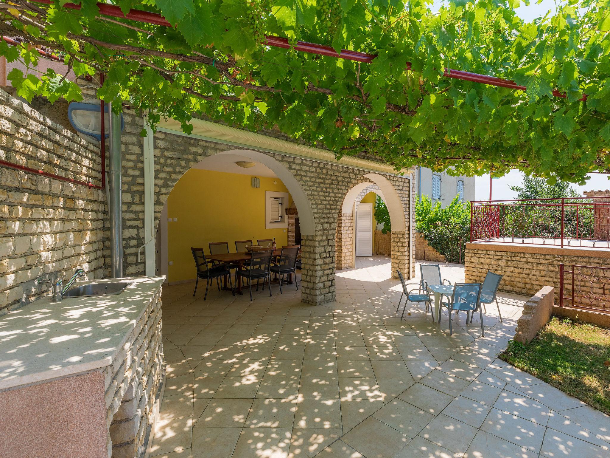 Photo 42 - Maison de 3 chambres à Ližnjan avec piscine privée et jardin