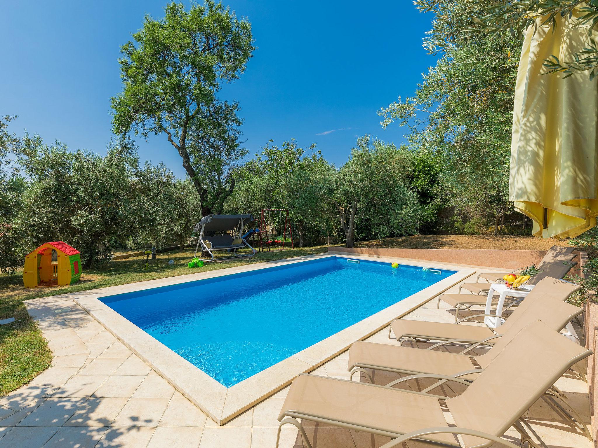 Photo 18 - Maison de 3 chambres à Ližnjan avec piscine privée et jardin