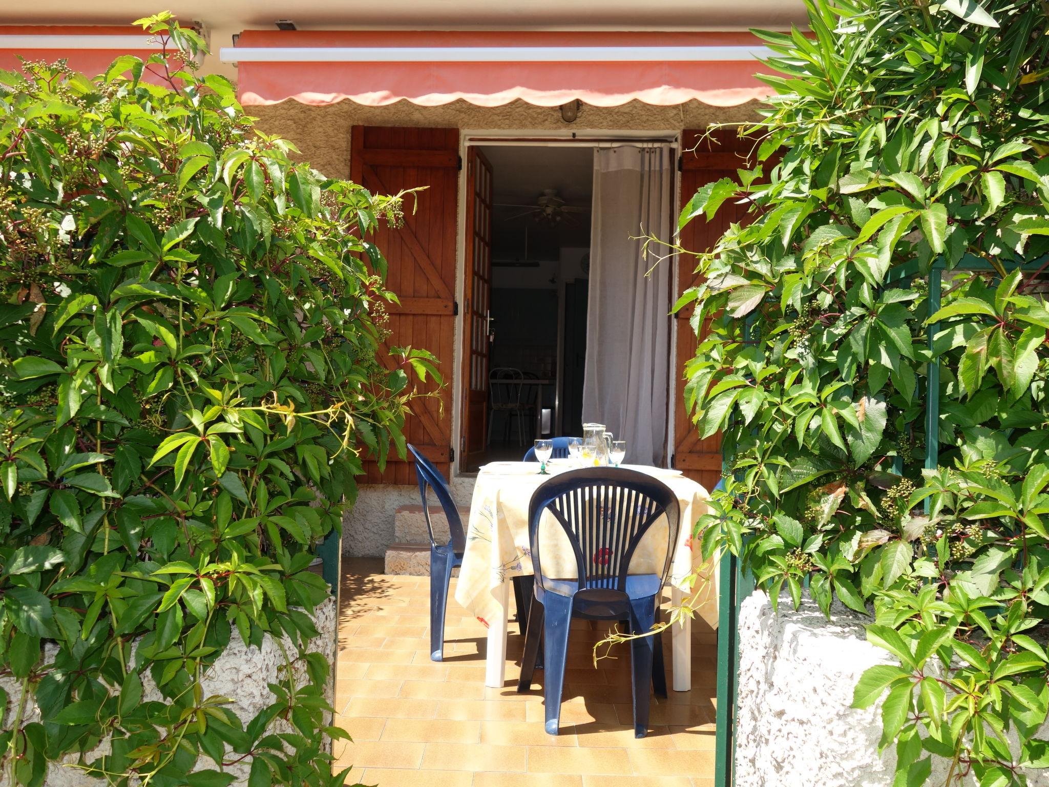 Foto 1 - Apartamento de 1 habitación en Saint-Cyr-sur-Mer con terraza y vistas al mar