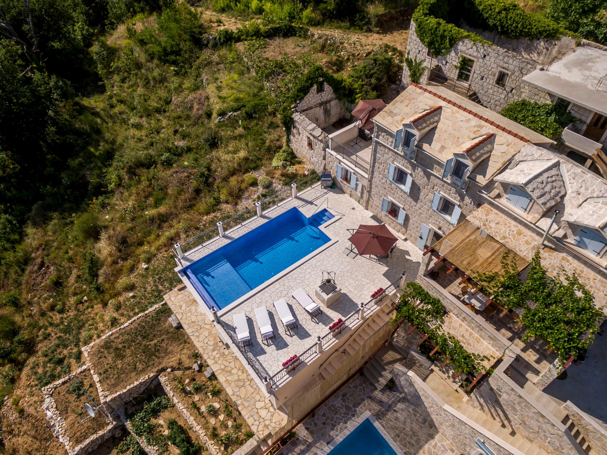 Foto 5 - Casa de 2 quartos em Dugi Rat com piscina privada e vistas do mar