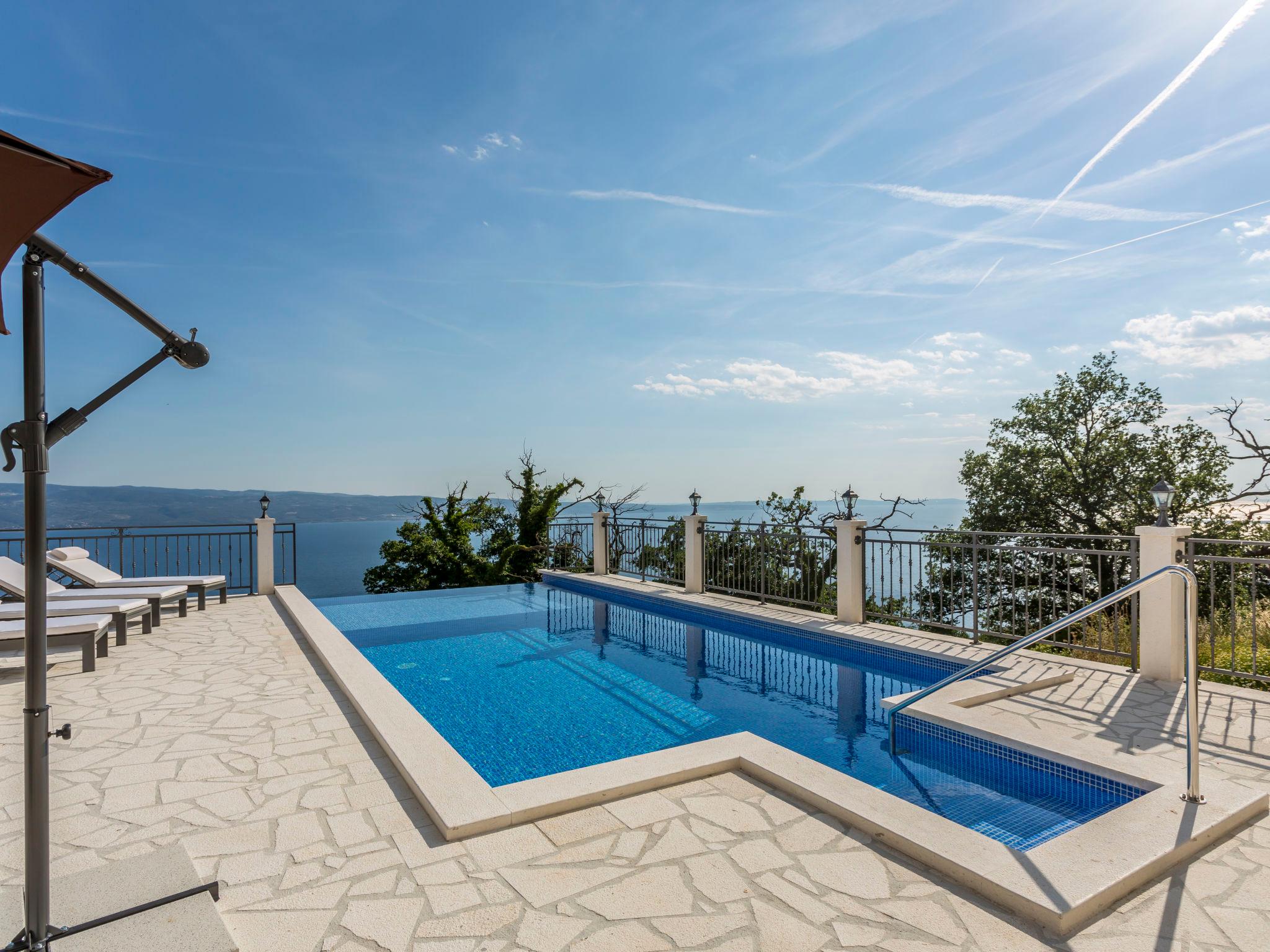 Photo 19 - Maison de 2 chambres à Dugi Rat avec piscine privée et vues à la mer