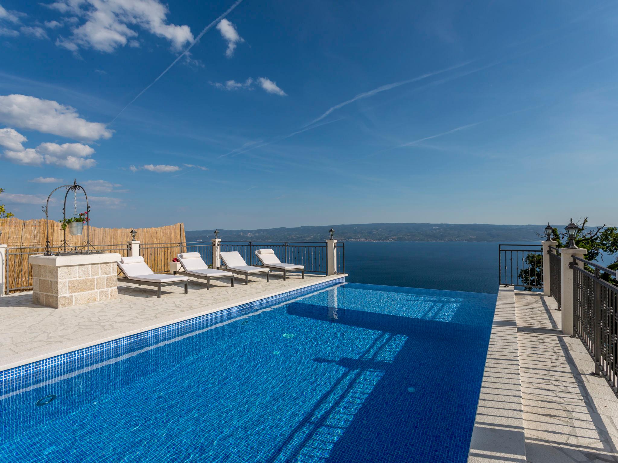 Photo 2 - Maison de 2 chambres à Dugi Rat avec piscine privée et jardin