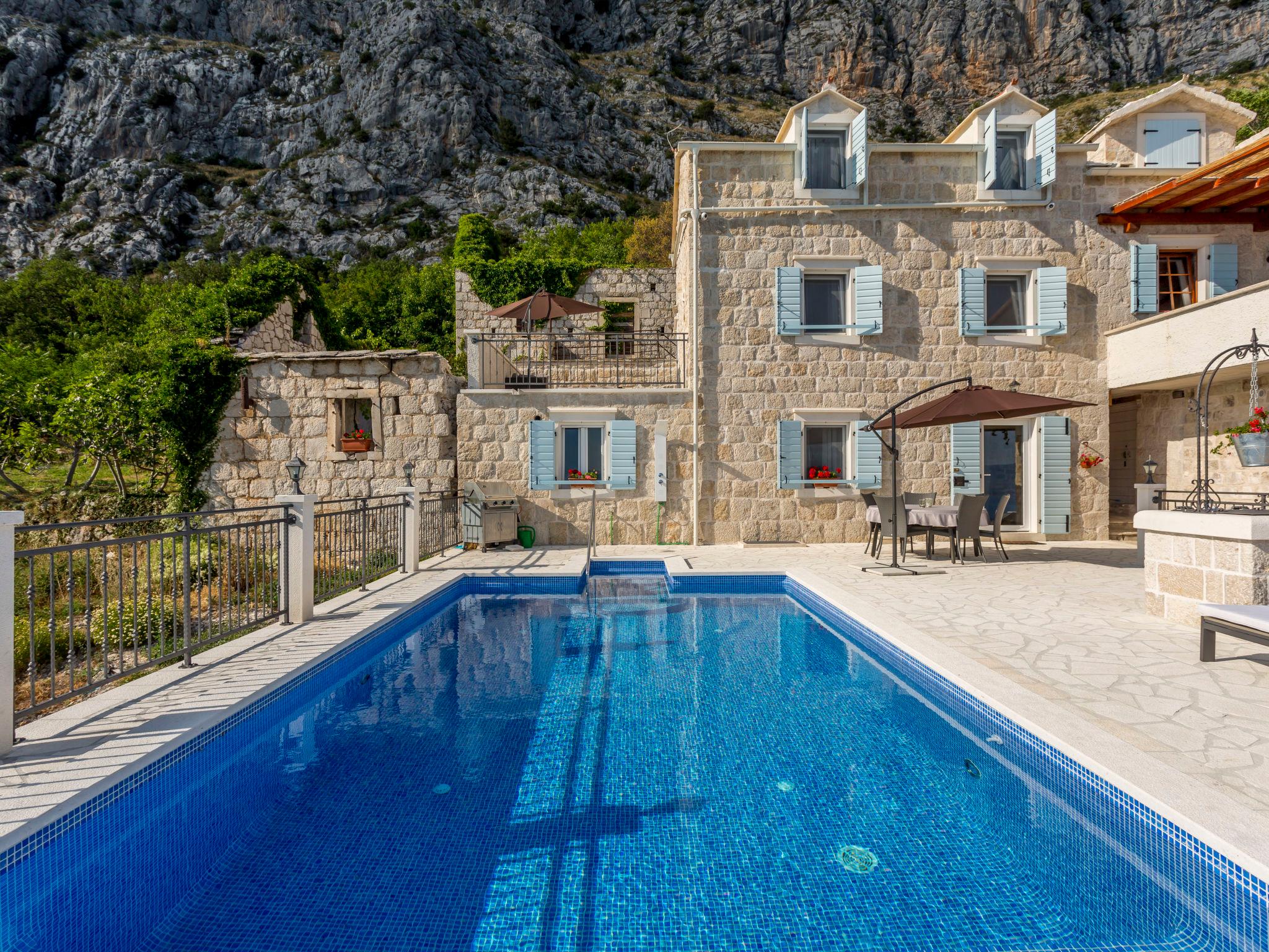 Photo 17 - Maison de 2 chambres à Dugi Rat avec piscine privée et jardin