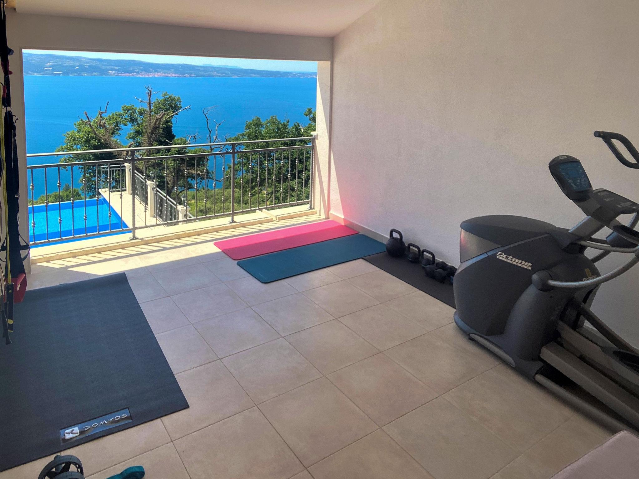 Foto 9 - Casa con 2 camere da letto a Dugi Rat con piscina privata e vista mare