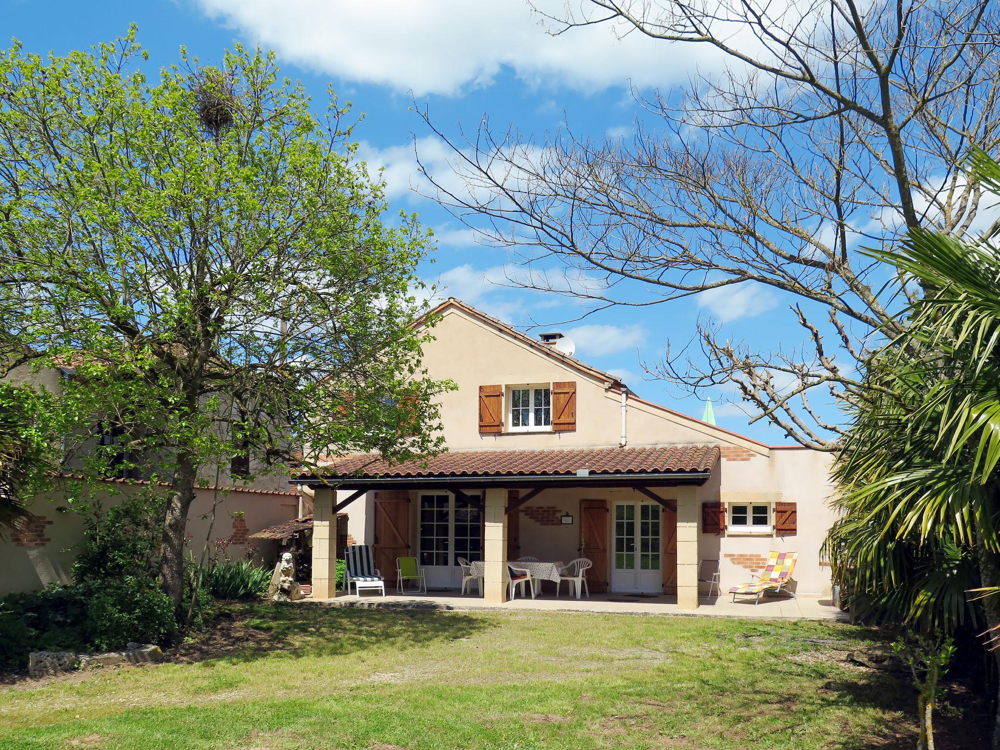 Photo 2 - Maison de 2 chambres à Albas avec jardin et terrasse