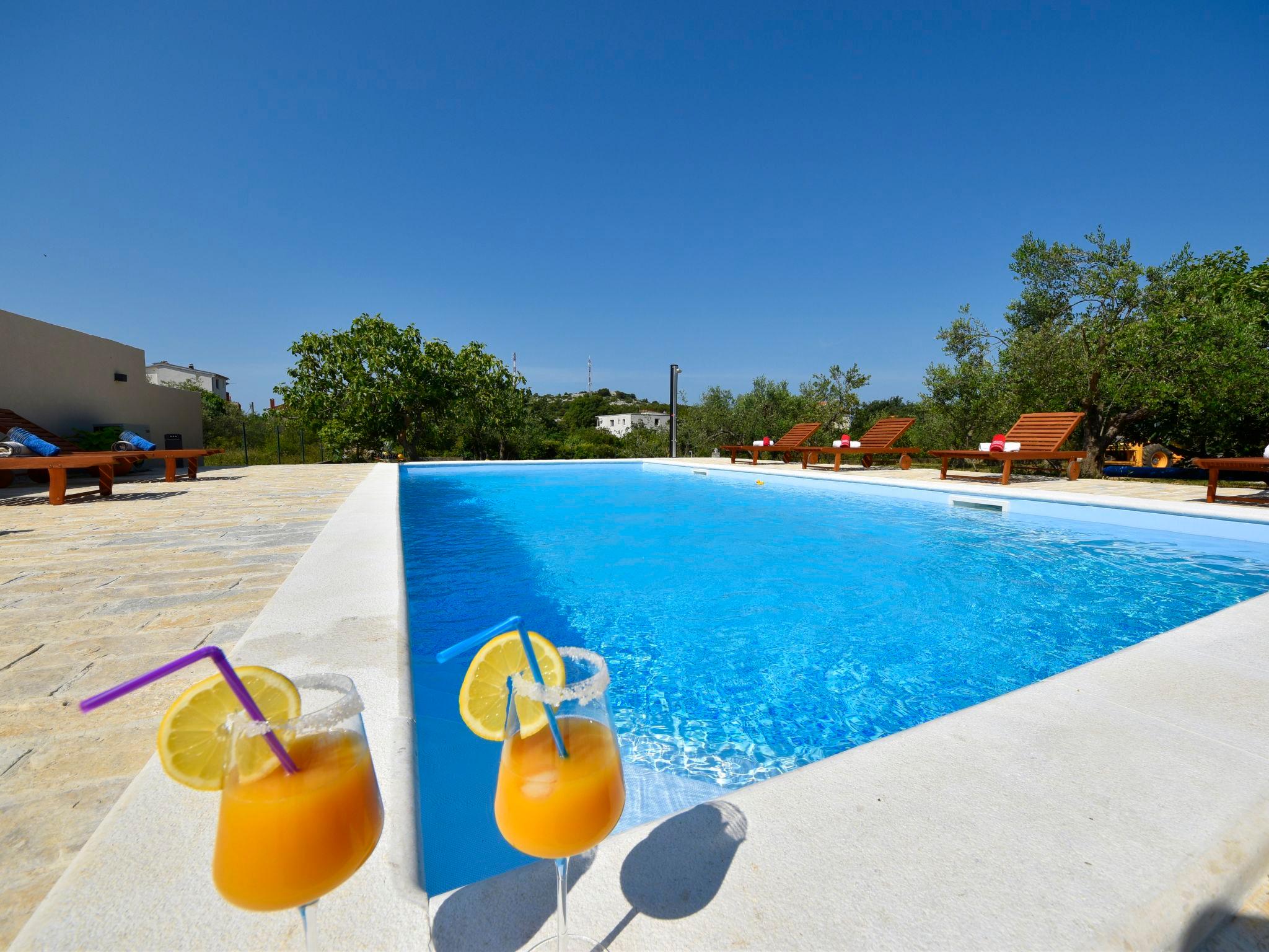 Foto 2 - Apartamento de 2 quartos em Pakoštane com piscina e vistas do mar