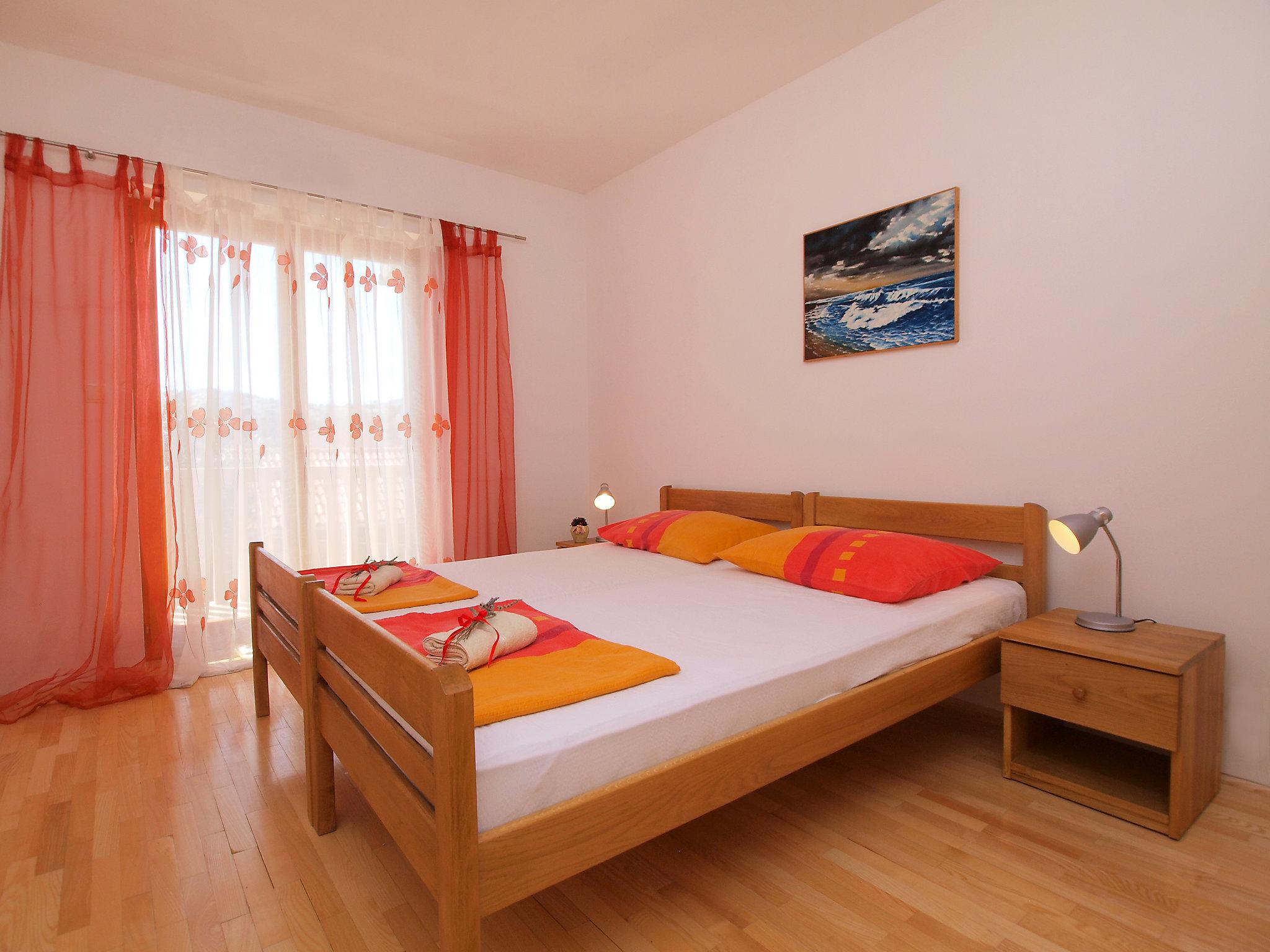 Foto 8 - Appartamento con 2 camere da letto a Pakoštane con piscina e vista mare