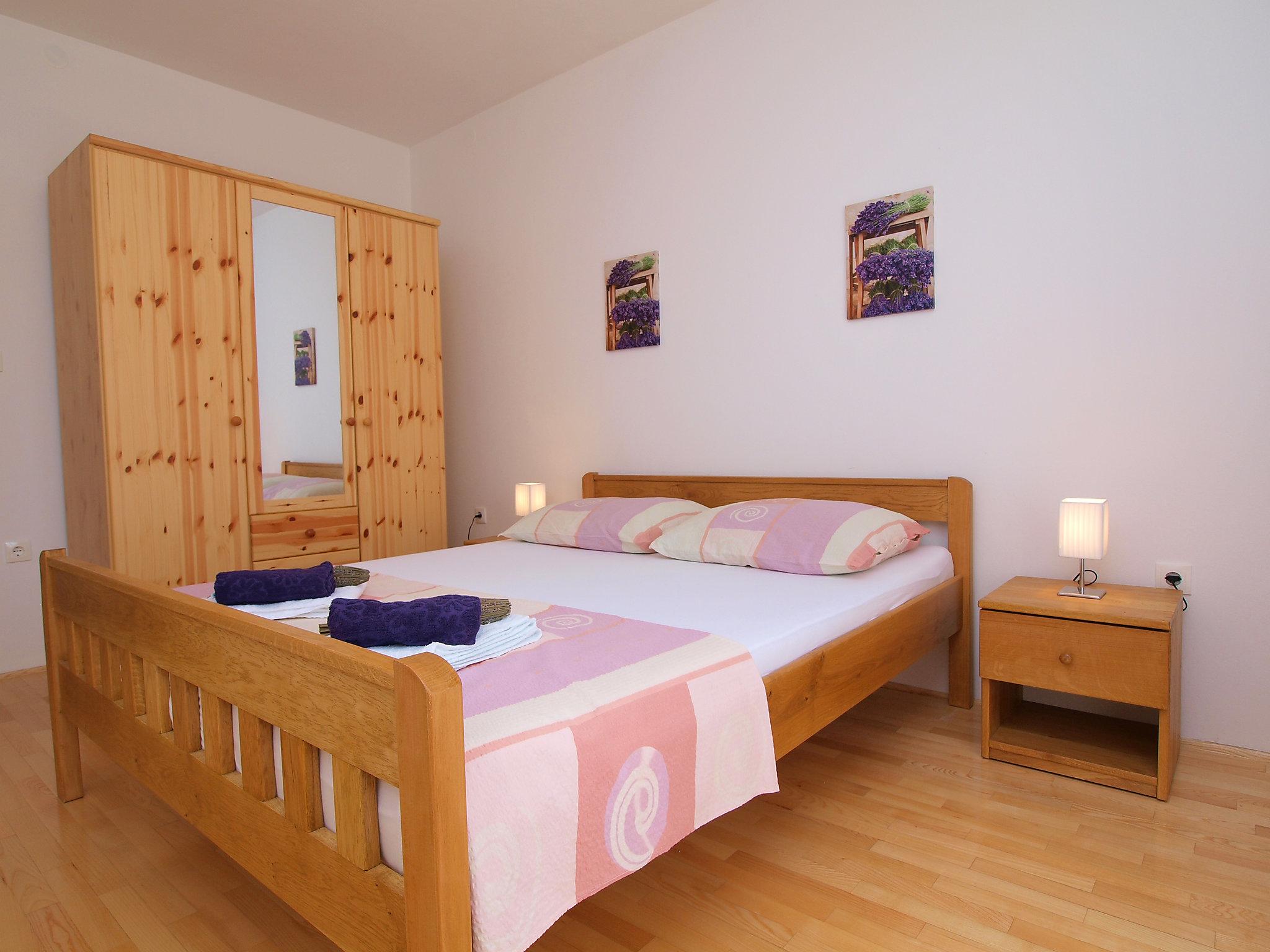 Foto 10 - Appartamento con 2 camere da letto a Pakoštane con piscina e vista mare