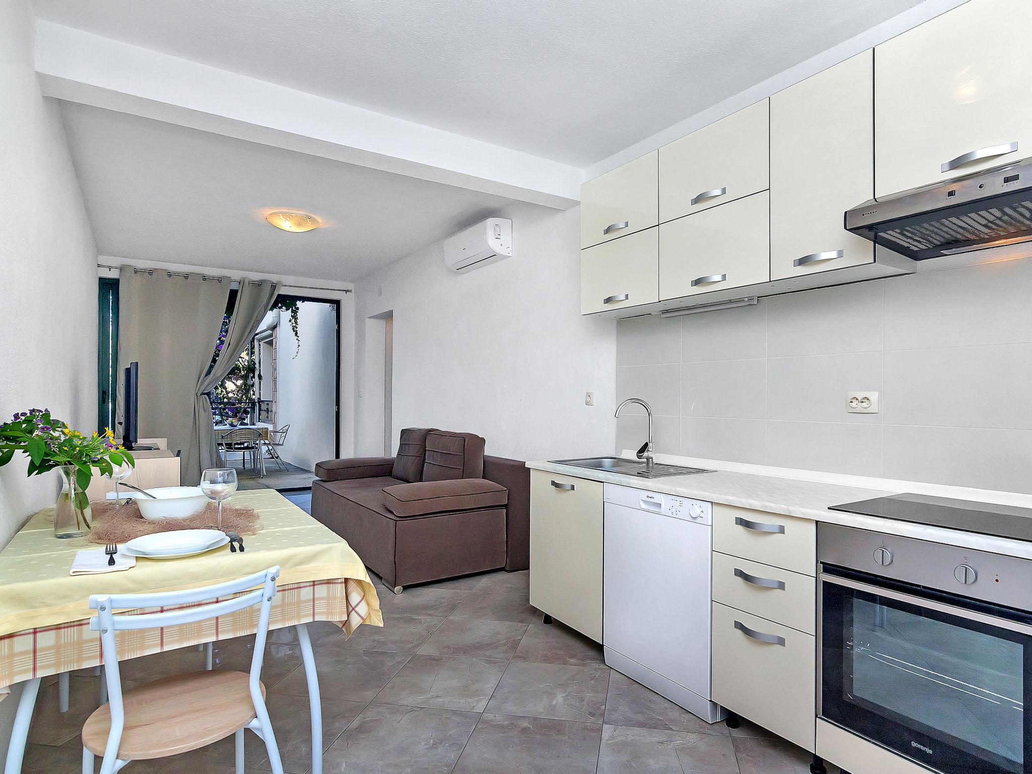 Photo 2 - Appartement de 2 chambres à Jelsa avec terrasse et vues à la mer