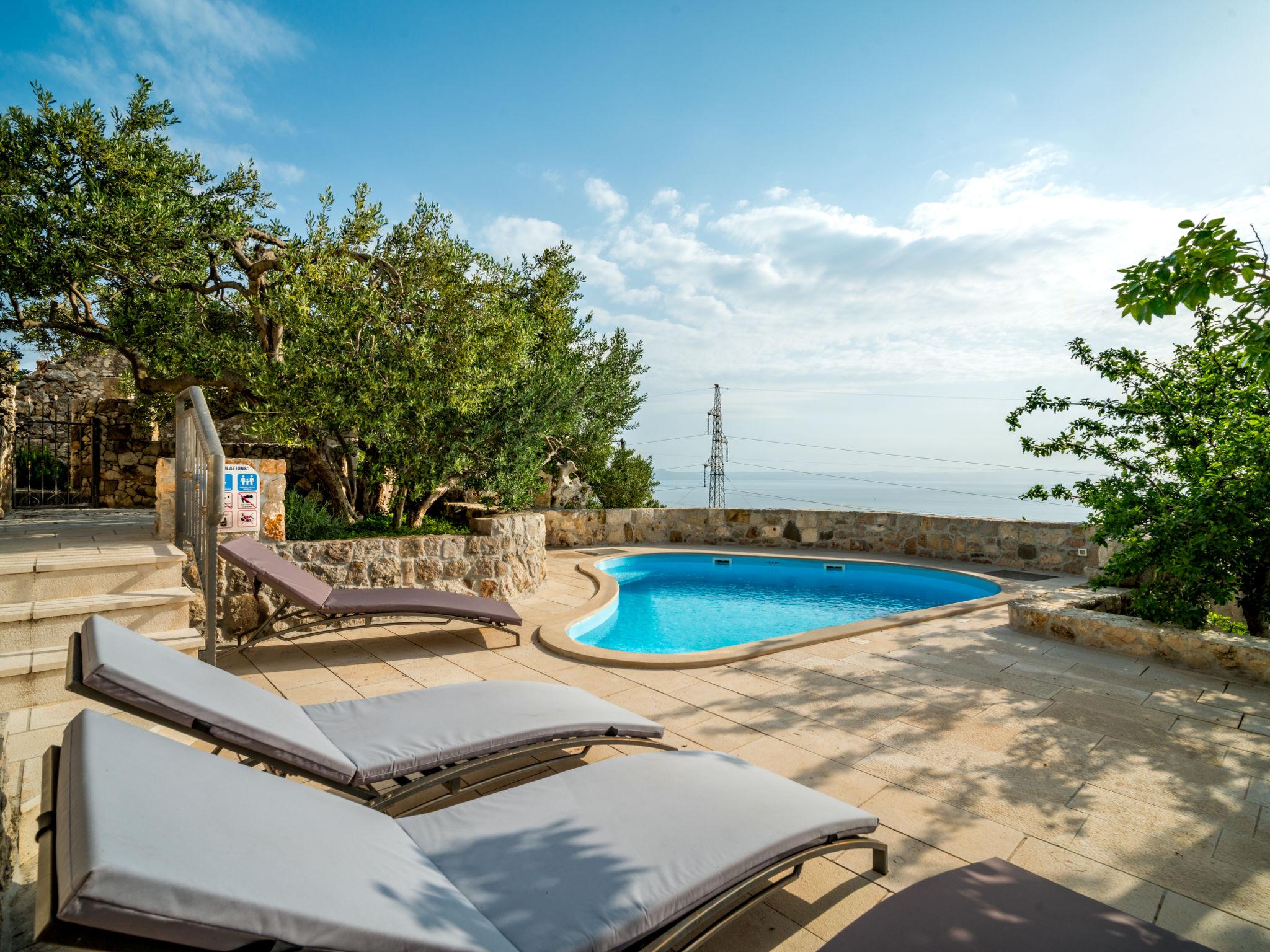 Foto 6 - Casa de 1 quarto em Makarska com piscina privada e jardim