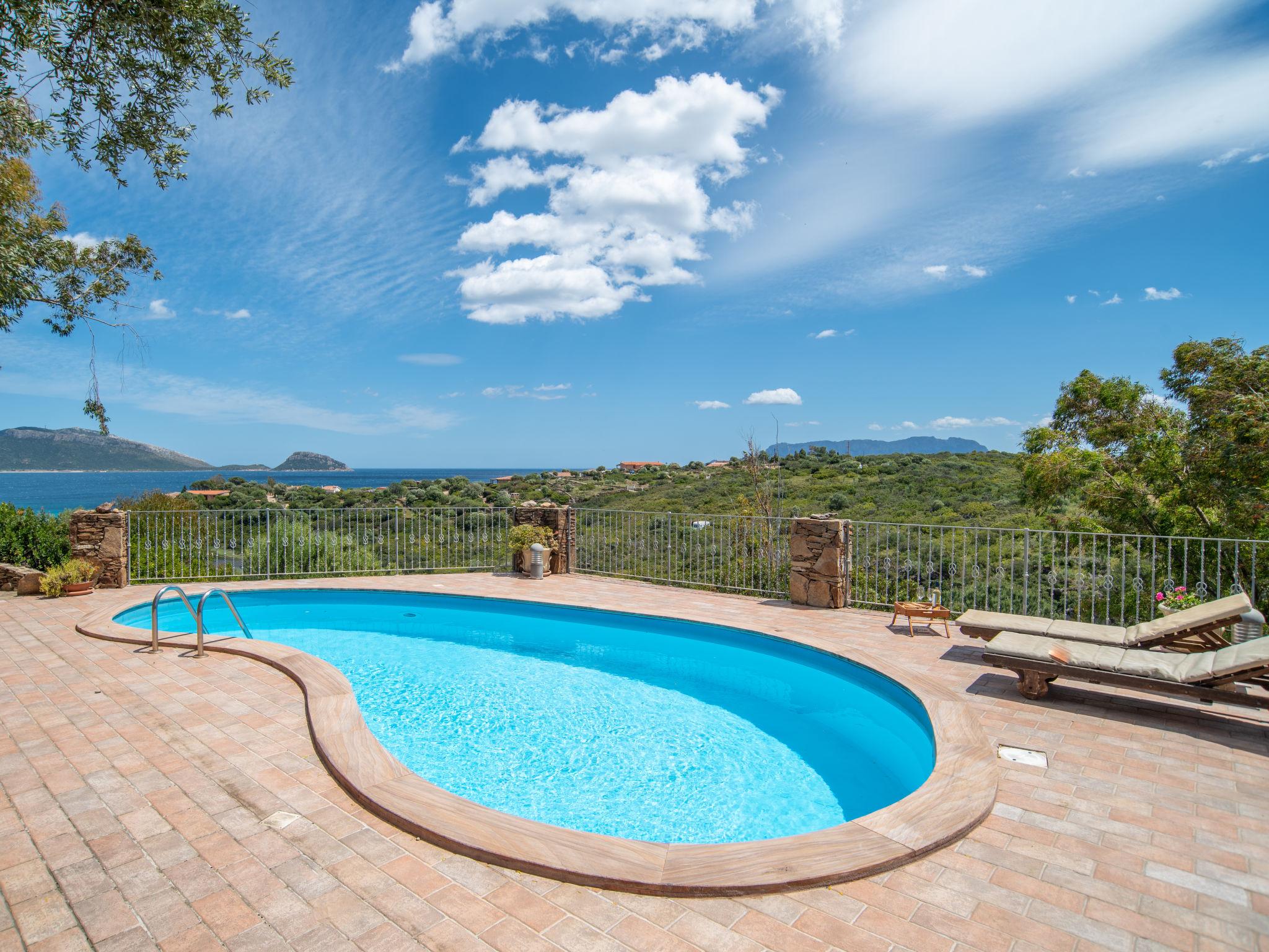 Photo 3 - Maison de 3 chambres à Golfo Aranci avec piscine privée et vues à la mer