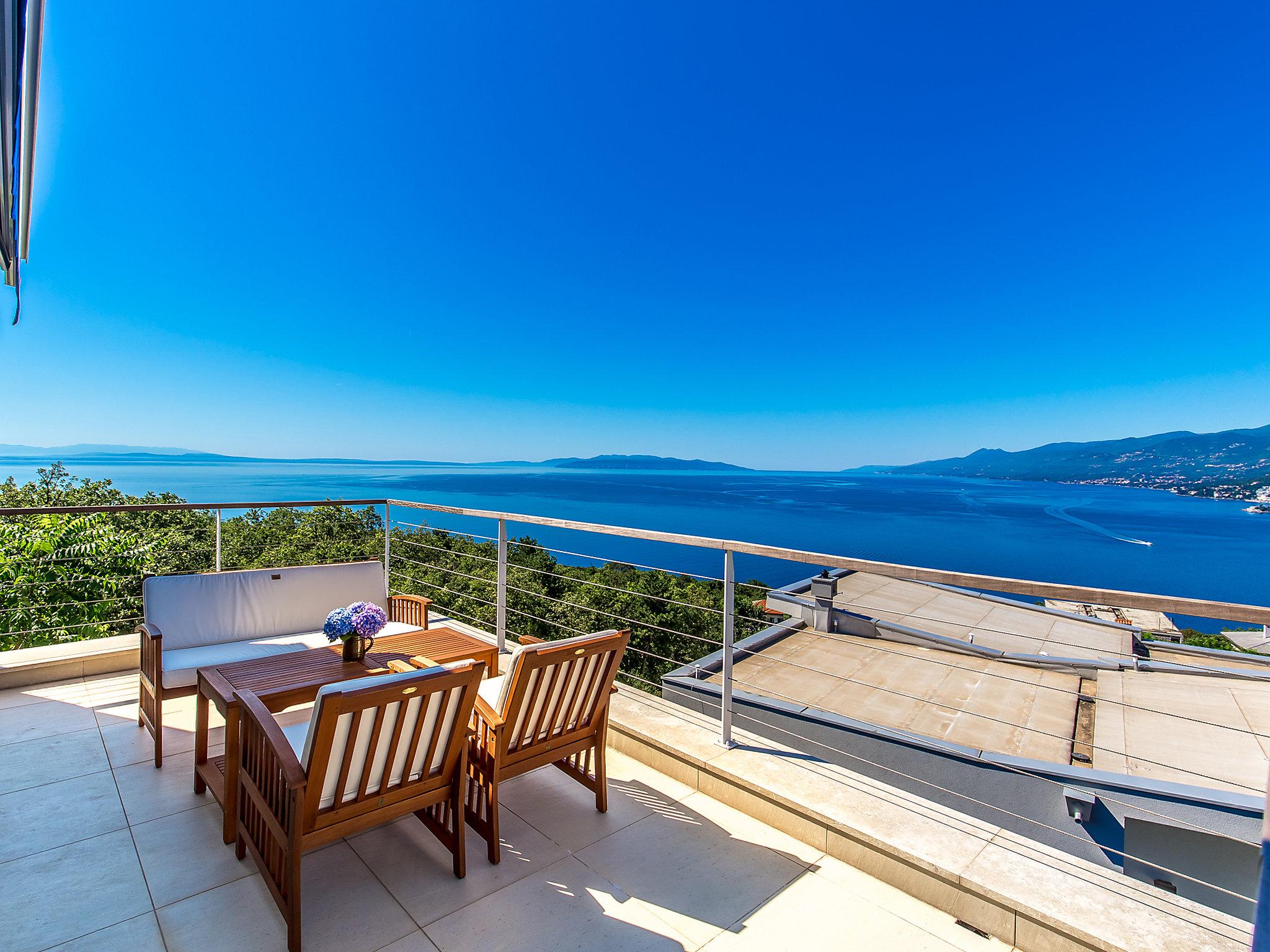 Foto 2 - Casa de 4 quartos em Rijeka com piscina privada e terraço