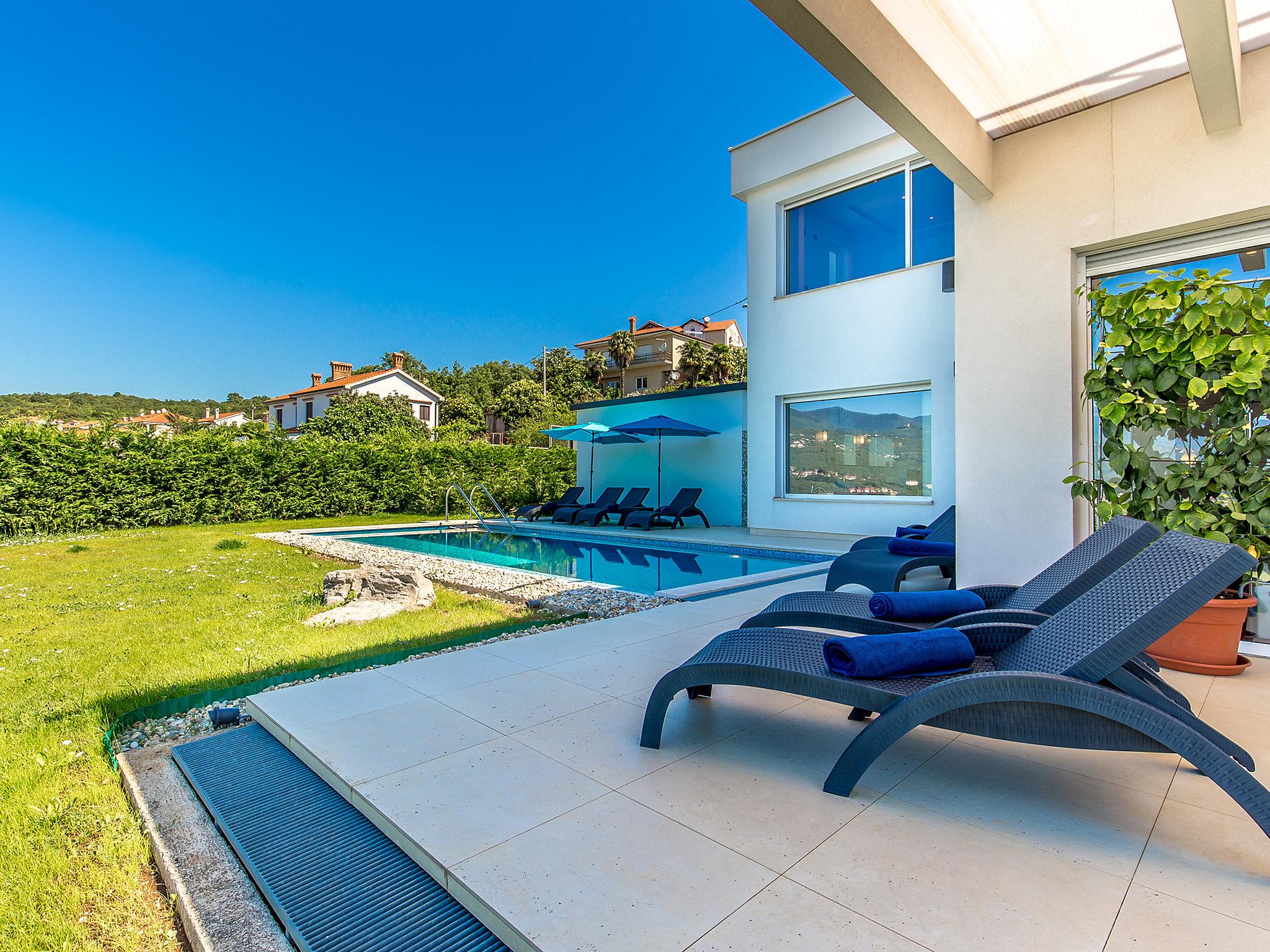 Foto 31 - Casa de 4 quartos em Rijeka com piscina privada e terraço