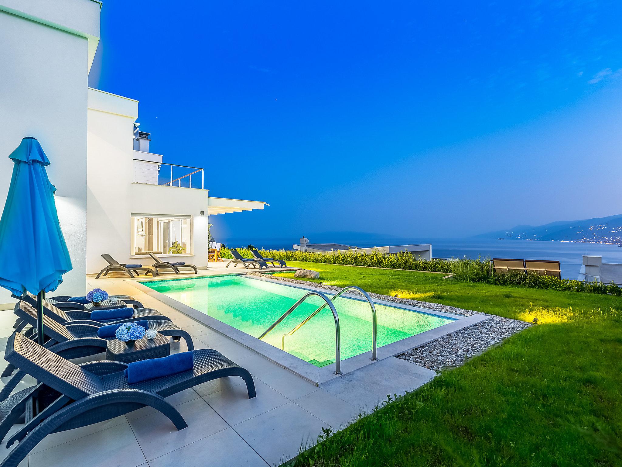 Photo 34 - Maison de 4 chambres à Rijeka avec piscine privée et terrasse