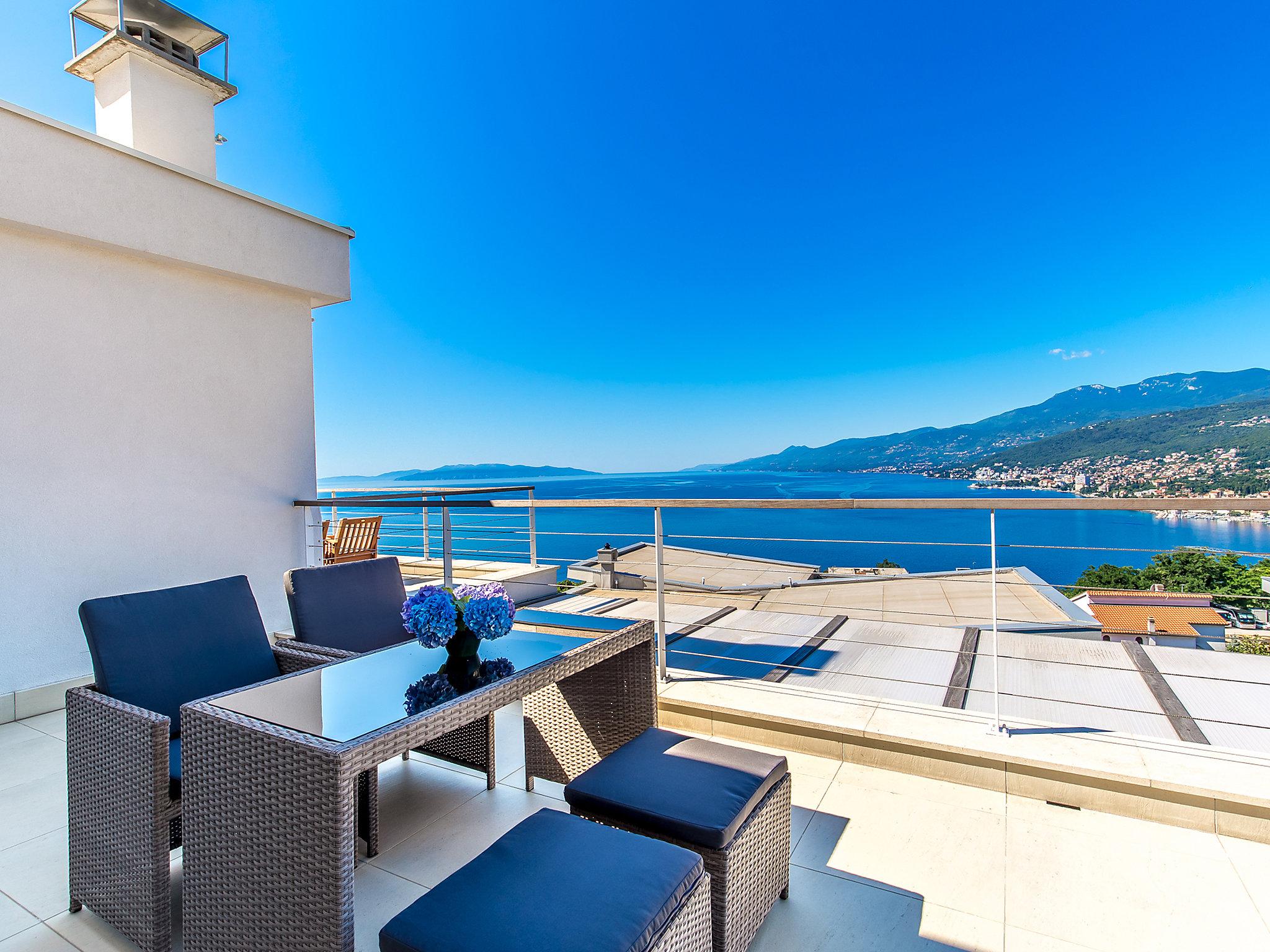 Foto 18 - Casa de 4 habitaciones en Rijeka con piscina privada y terraza