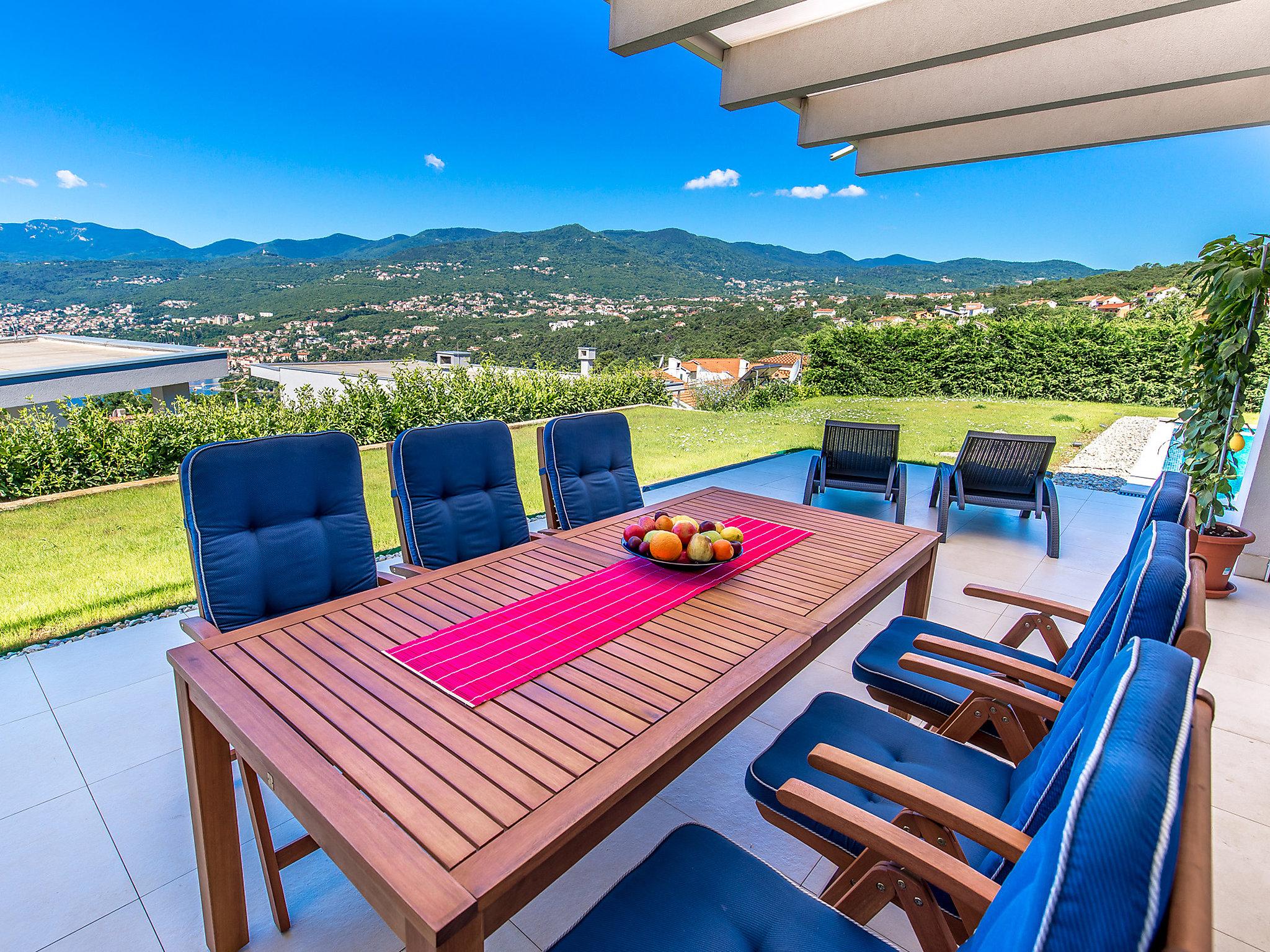 Photo 30 - Maison de 4 chambres à Rijeka avec piscine privée et terrasse