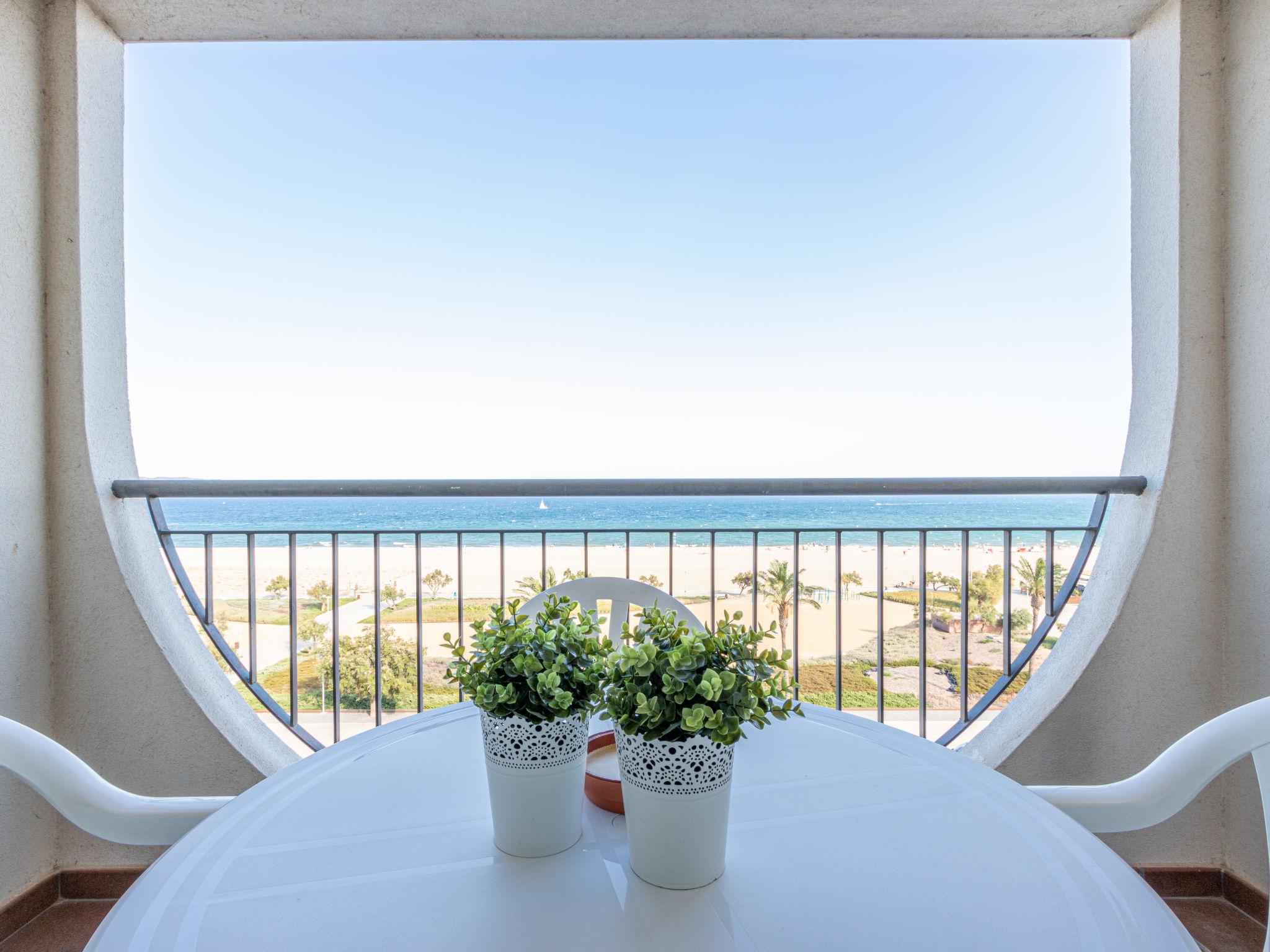 Foto 1 - Apartamento en Castelló d'Empúries con jardín y vistas al mar