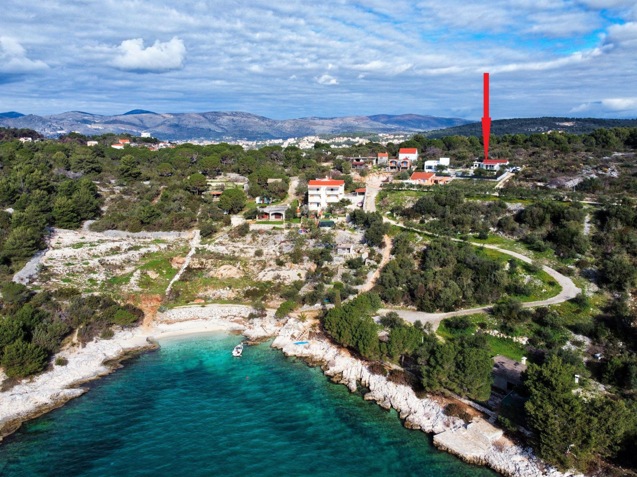 Photo 19 - Maison de 4 chambres à Okrug avec piscine privée et vues à la mer