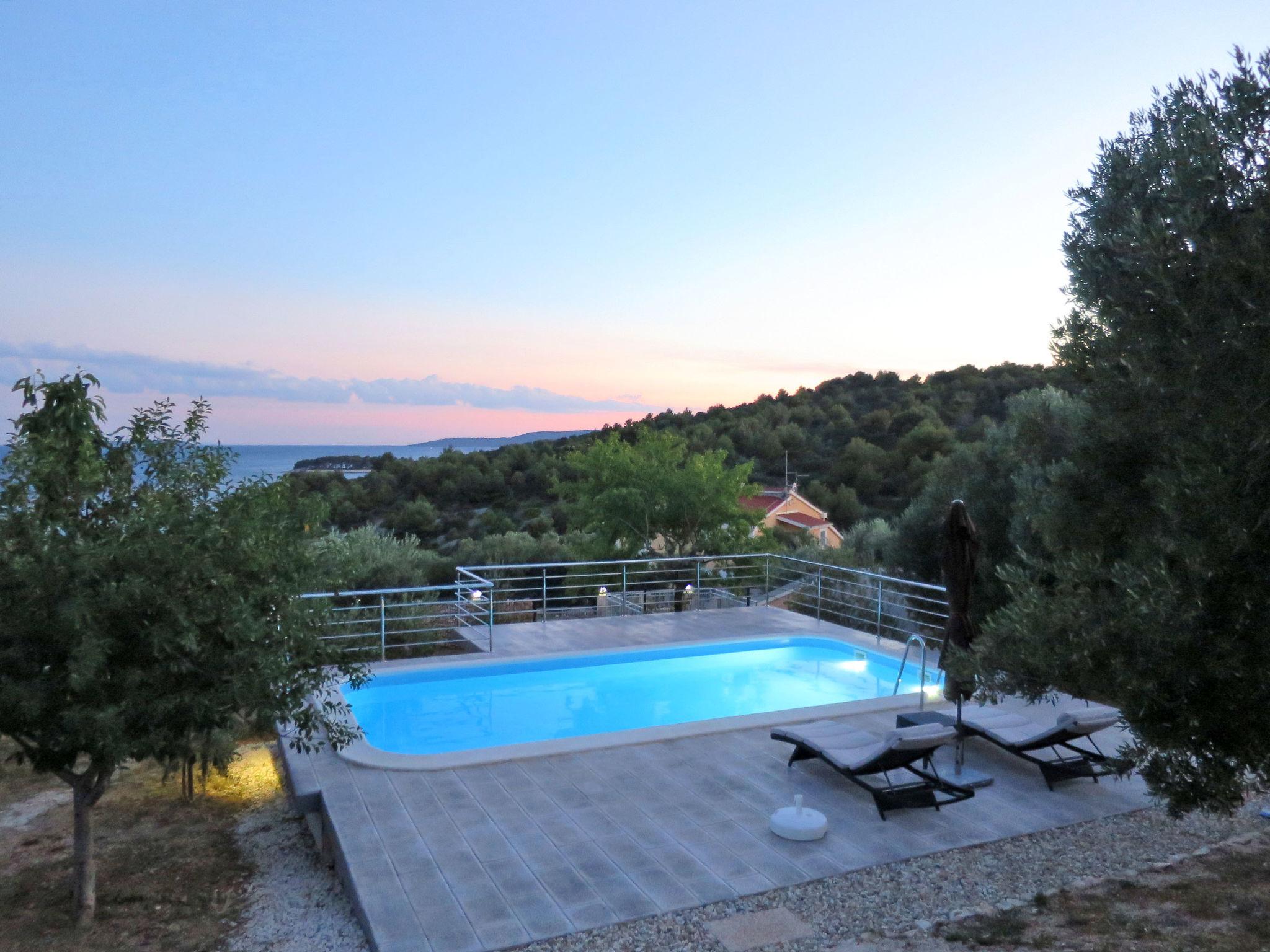 Foto 7 - Casa de 4 quartos em Okrug com piscina privada e vistas do mar