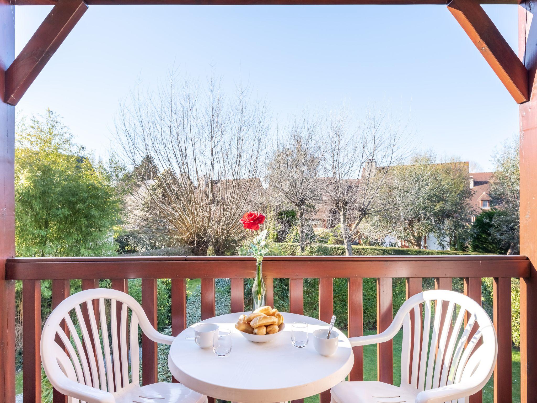 Foto 1 - Appartamento con 1 camera da letto a Deauville con piscina e vista mare