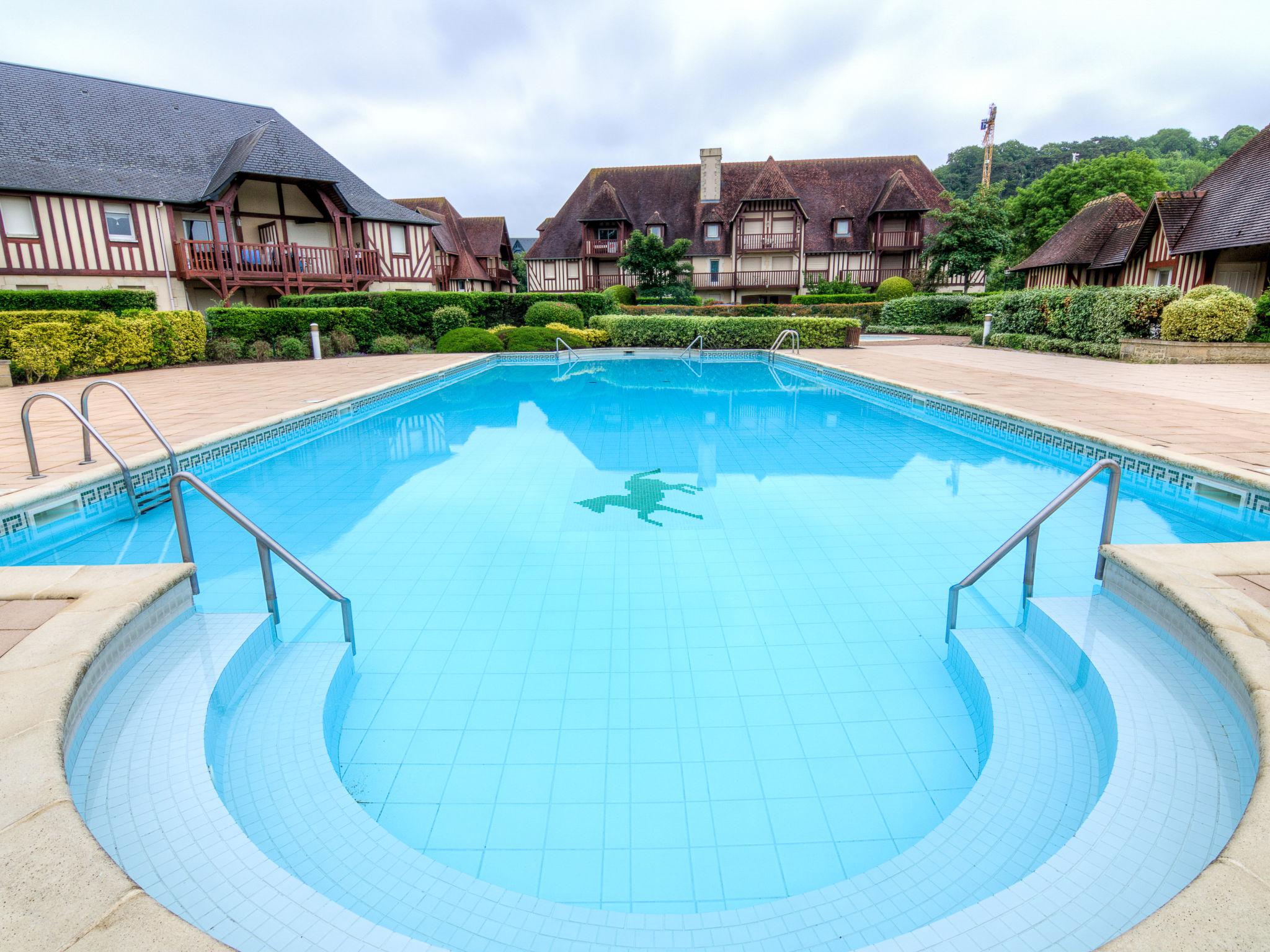 Photo 2 - Maison de 2 chambres à Deauville avec piscine et vues à la mer