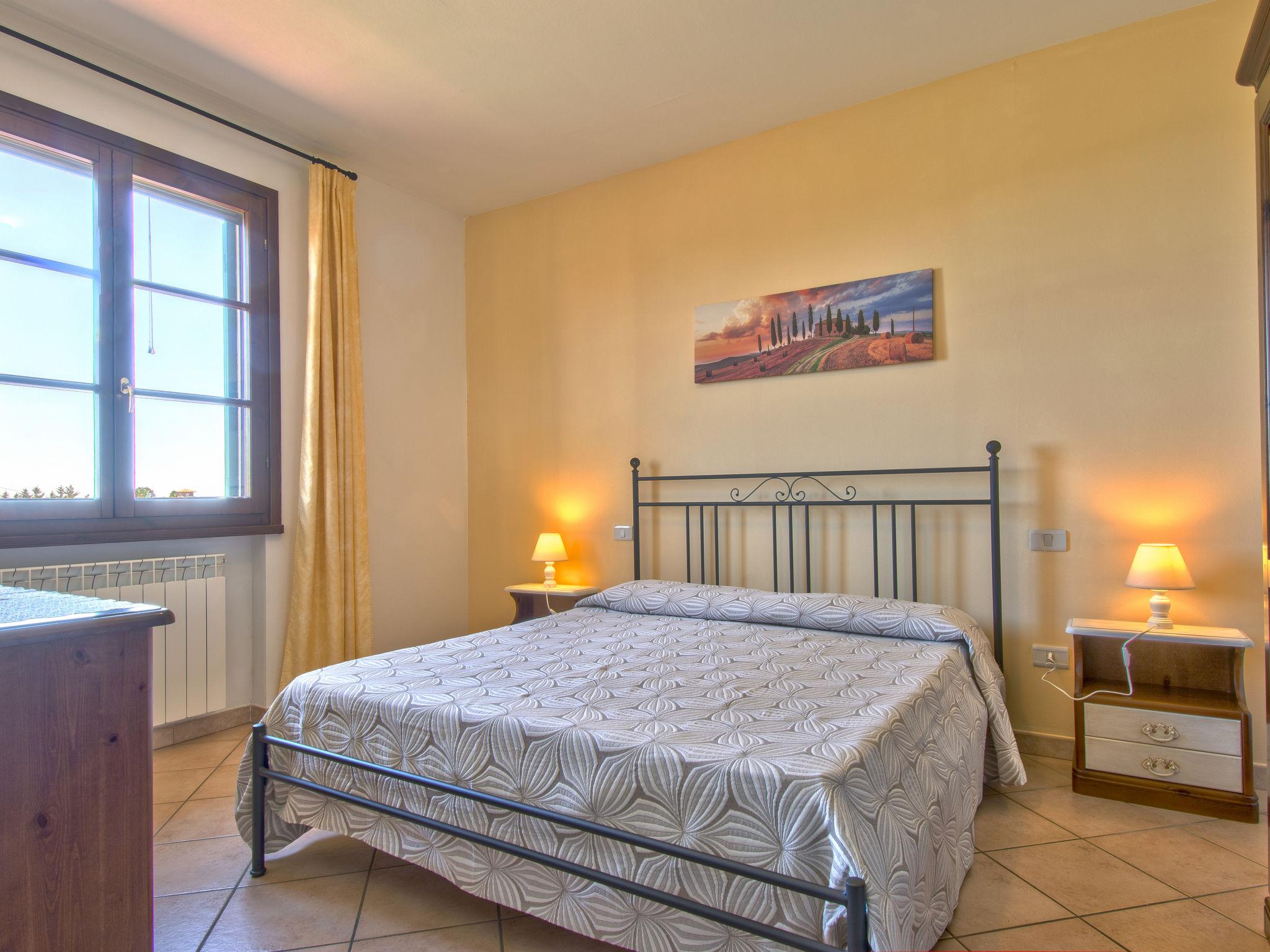 Foto 5 - Appartamento con 2 camere da letto a Cecina con piscina e vista mare