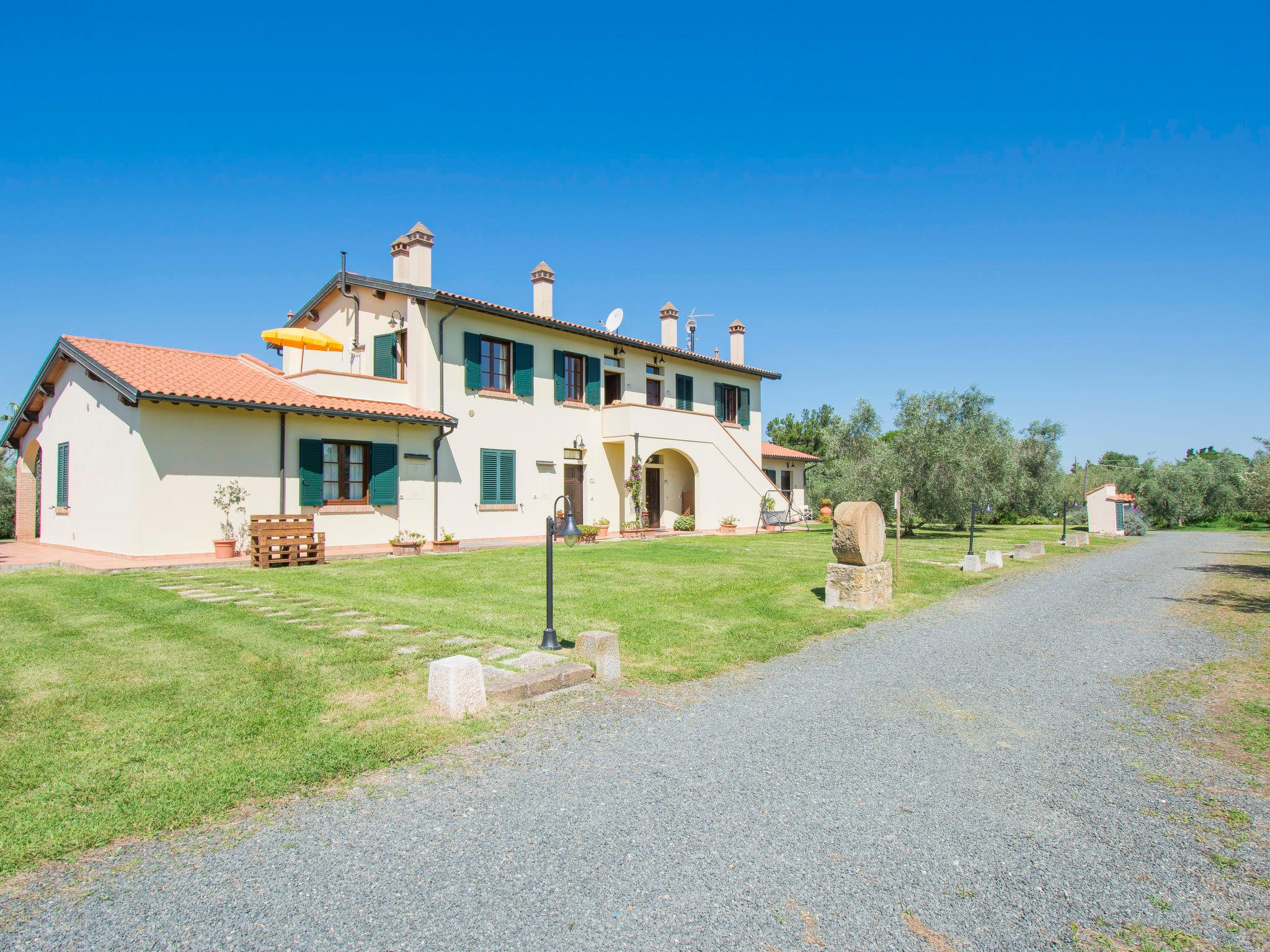 Foto 2 - Appartamento con 2 camere da letto a Cecina con piscina e vista mare