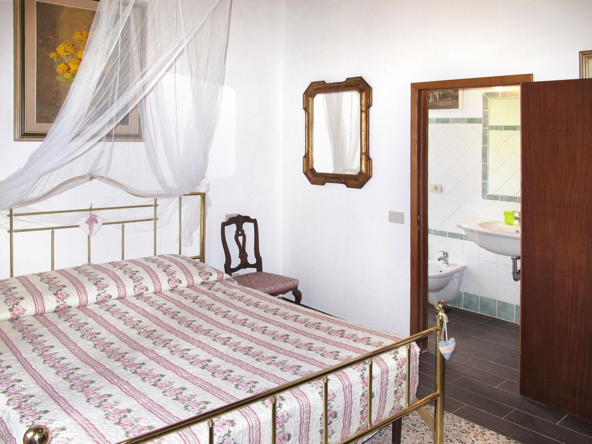 Foto 28 - Appartamento con 4 camere da letto a San Gimignano con piscina e giardino