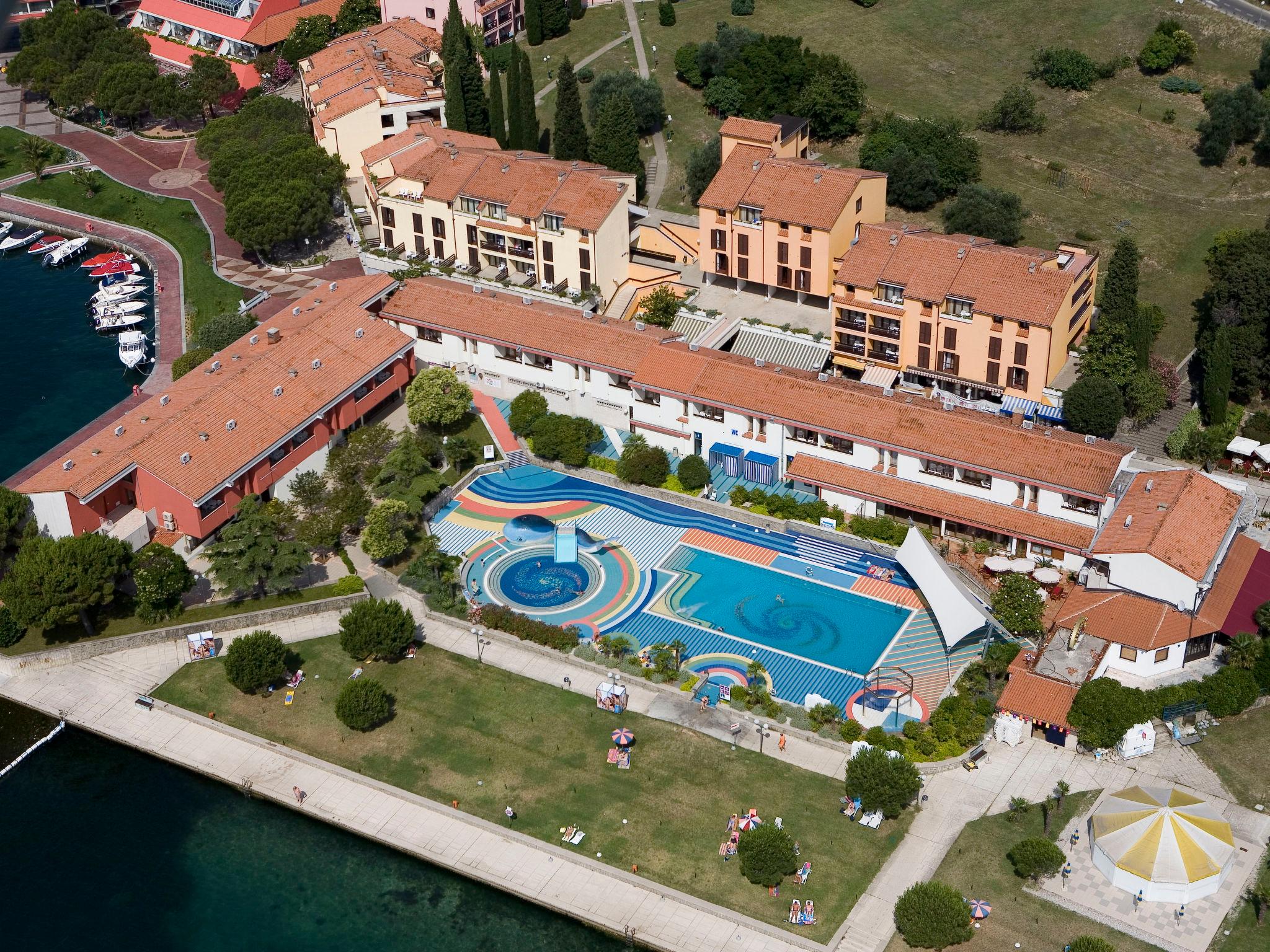 Foto 1 - Apartamento de 1 habitación en Piran con piscina y vistas al mar