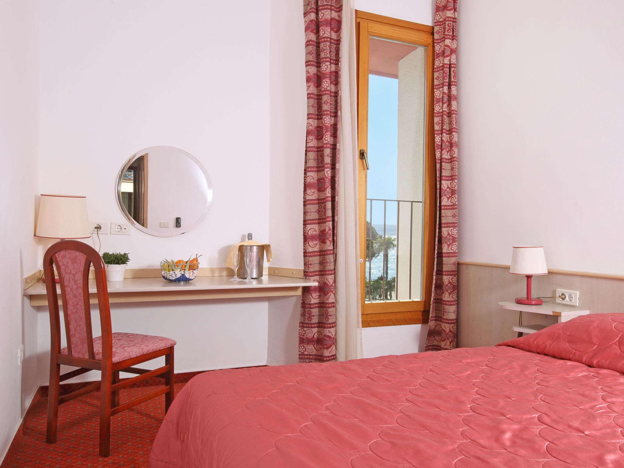 Foto 3 - Apartamento de 1 habitación en Piran con piscina y vistas al mar