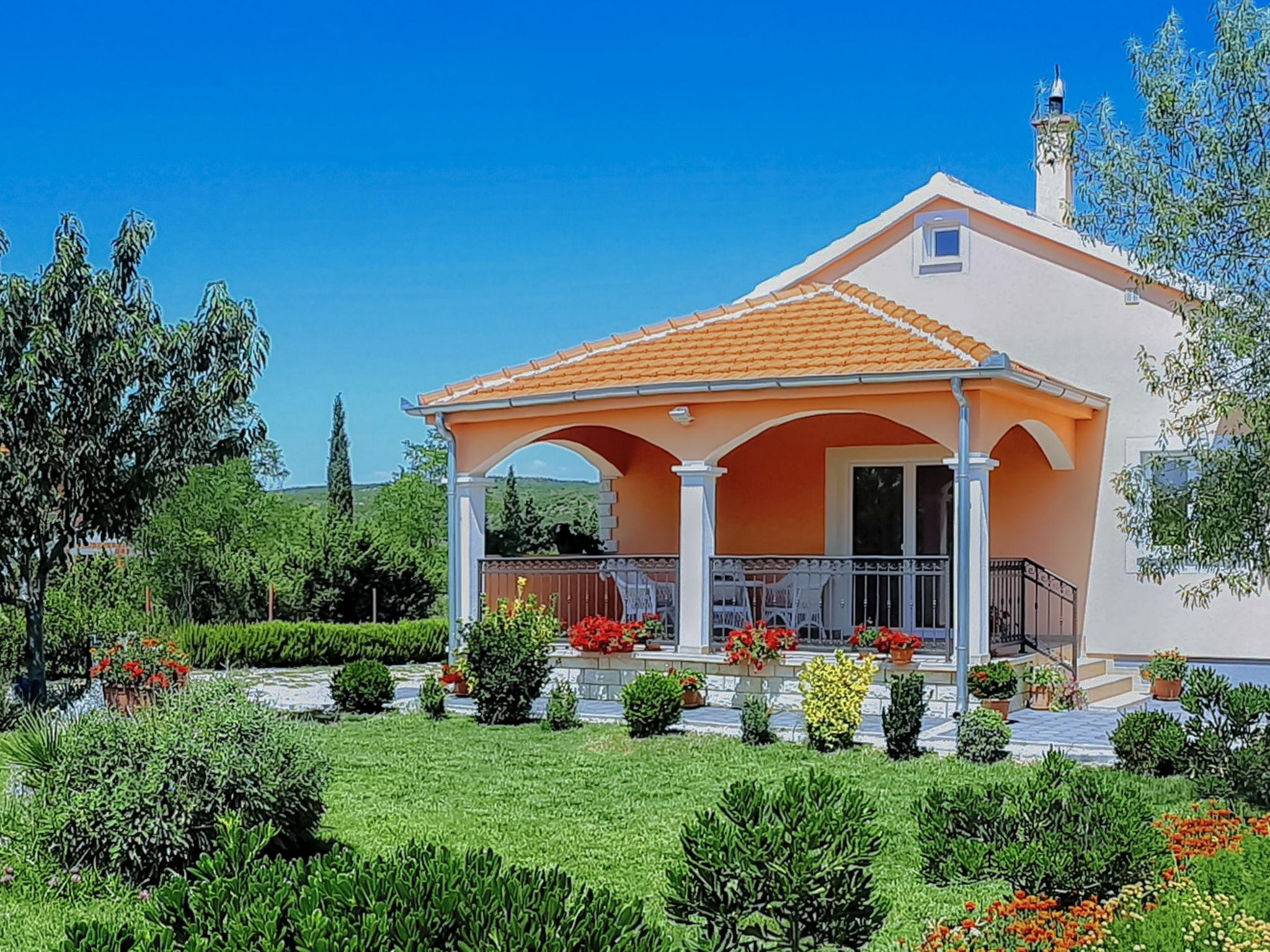 Foto 4 - Casa de 4 habitaciones en Stankovci con piscina privada y jardín