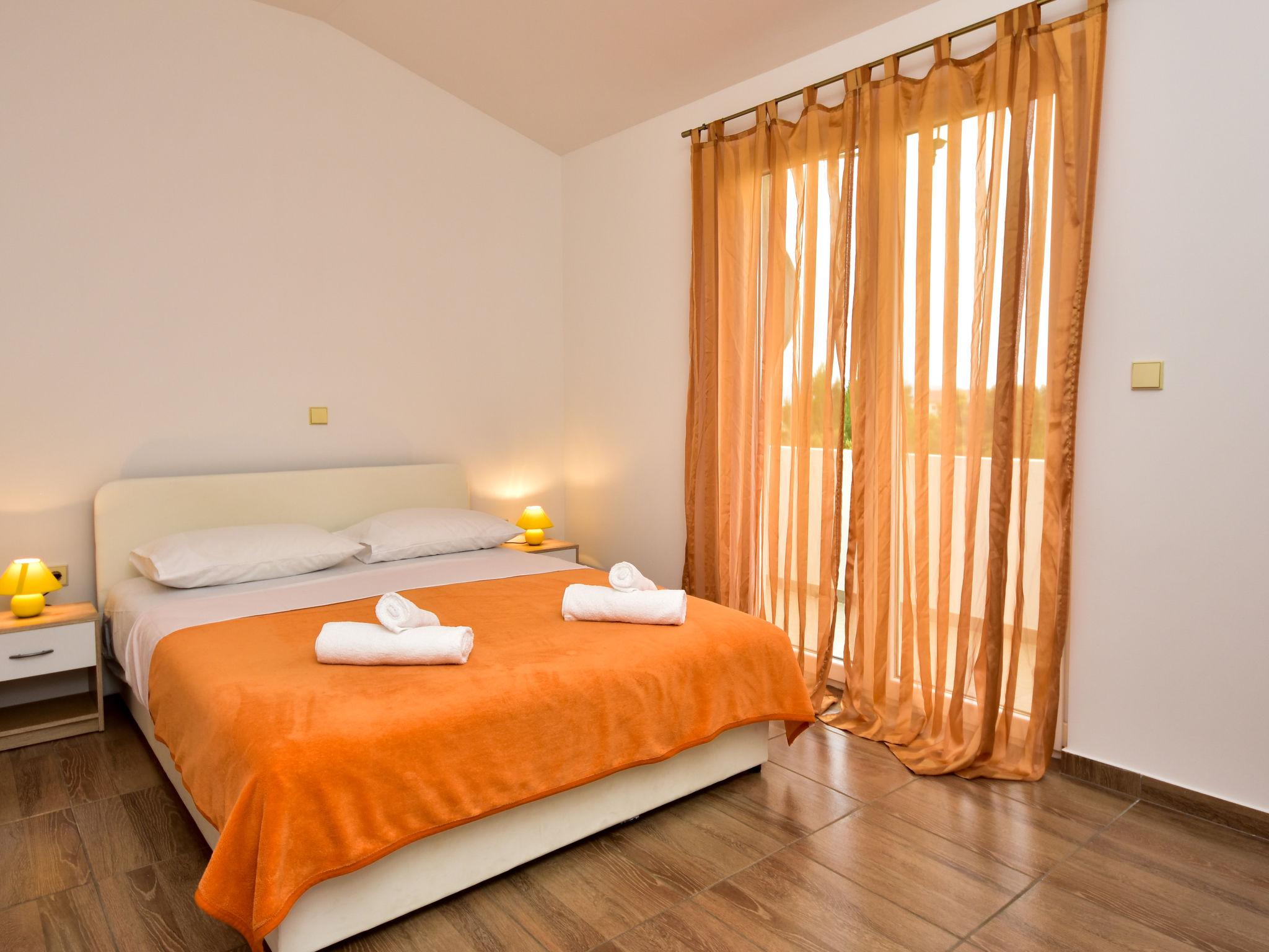 Foto 5 - Appartamento con 2 camere da letto a Sukošan con terrazza