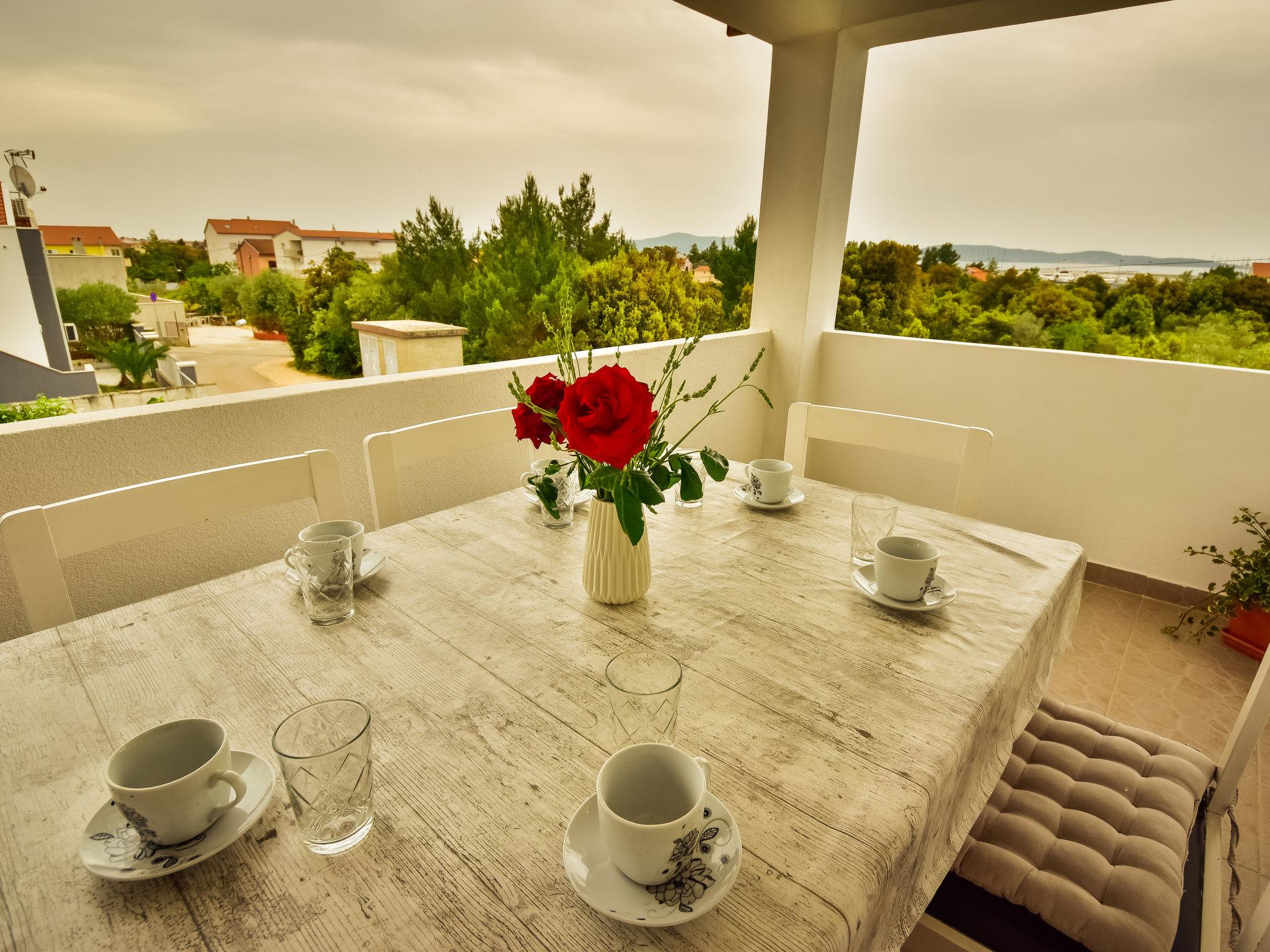 Foto 4 - Appartamento con 2 camere da letto a Sukošan con giardino e terrazza