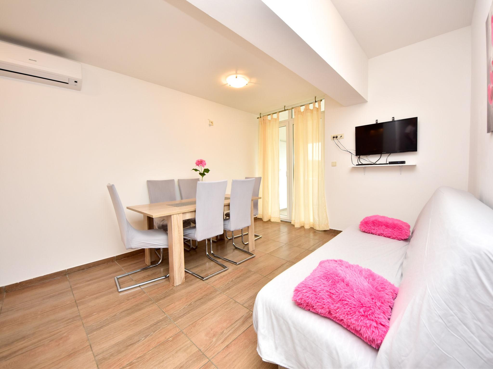 Foto 3 - Appartamento con 2 camere da letto a Sukošan con terrazza