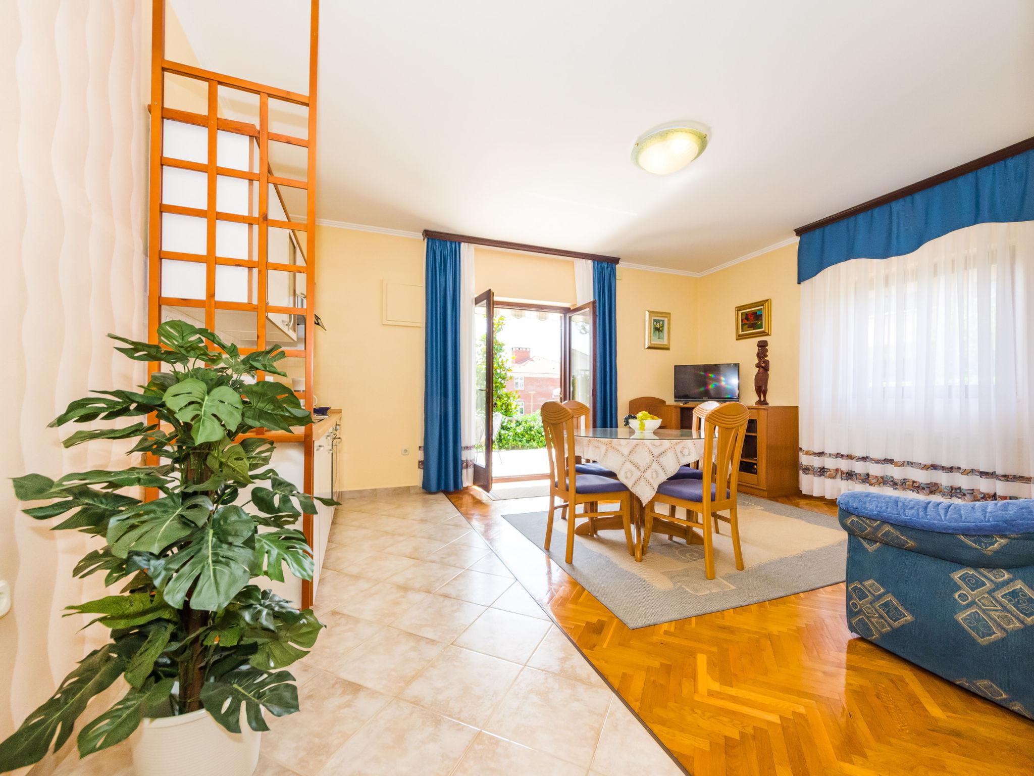 Foto 7 - Apartamento de 1 habitación en Zadar con jardín y vistas al mar