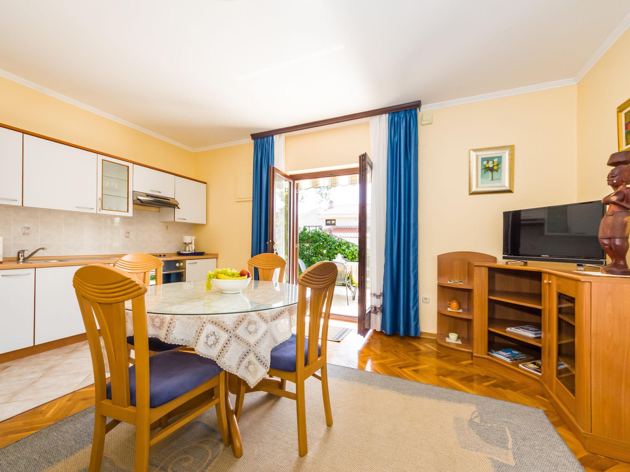 Foto 6 - Apartamento de 1 habitación en Zadar con jardín y vistas al mar