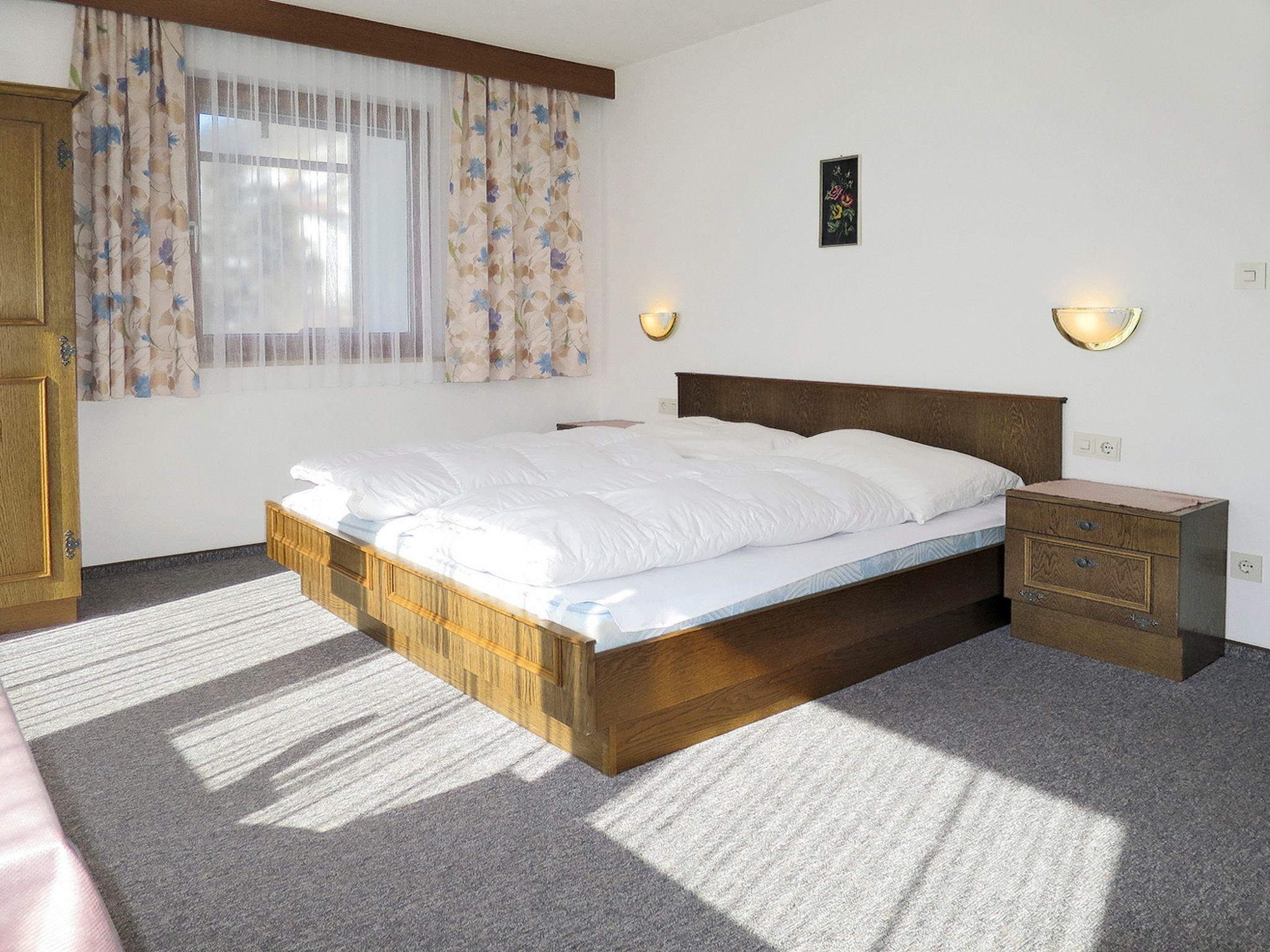 Foto 10 - Appartamento con 3 camere da letto a Pettneu am Arlberg con vista sulle montagne