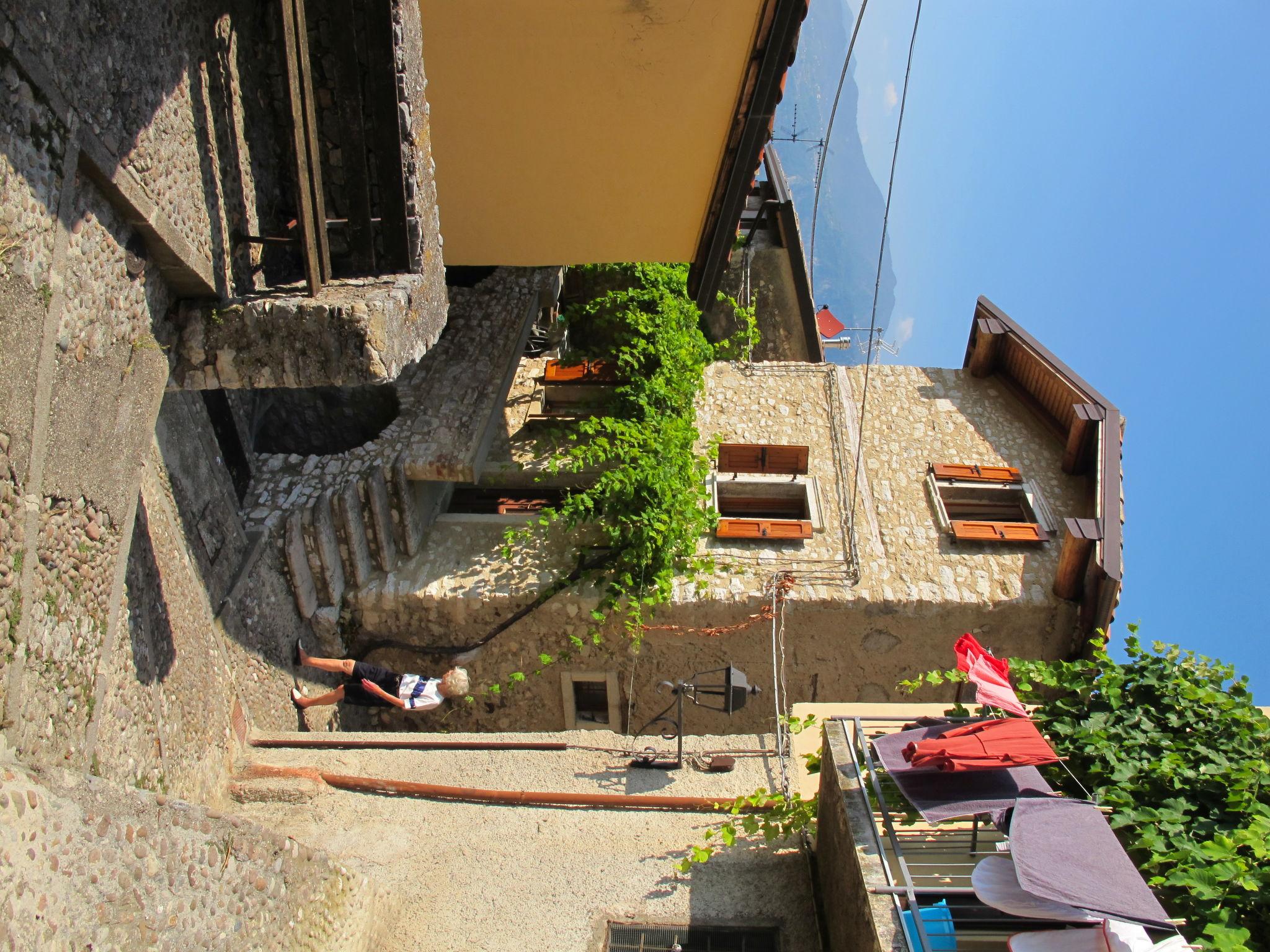 Foto 3 - Apartamento en Brenzone sul Garda con terraza y vistas a la montaña