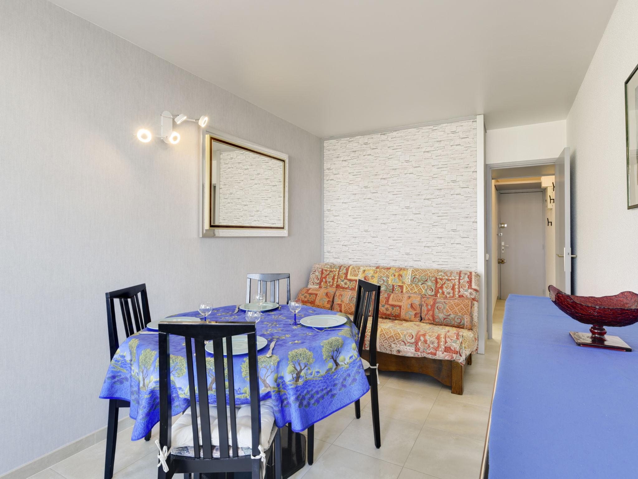 Foto 3 - Appartamento con 1 camera da letto a Le Grau-du-Roi con piscina e vista mare