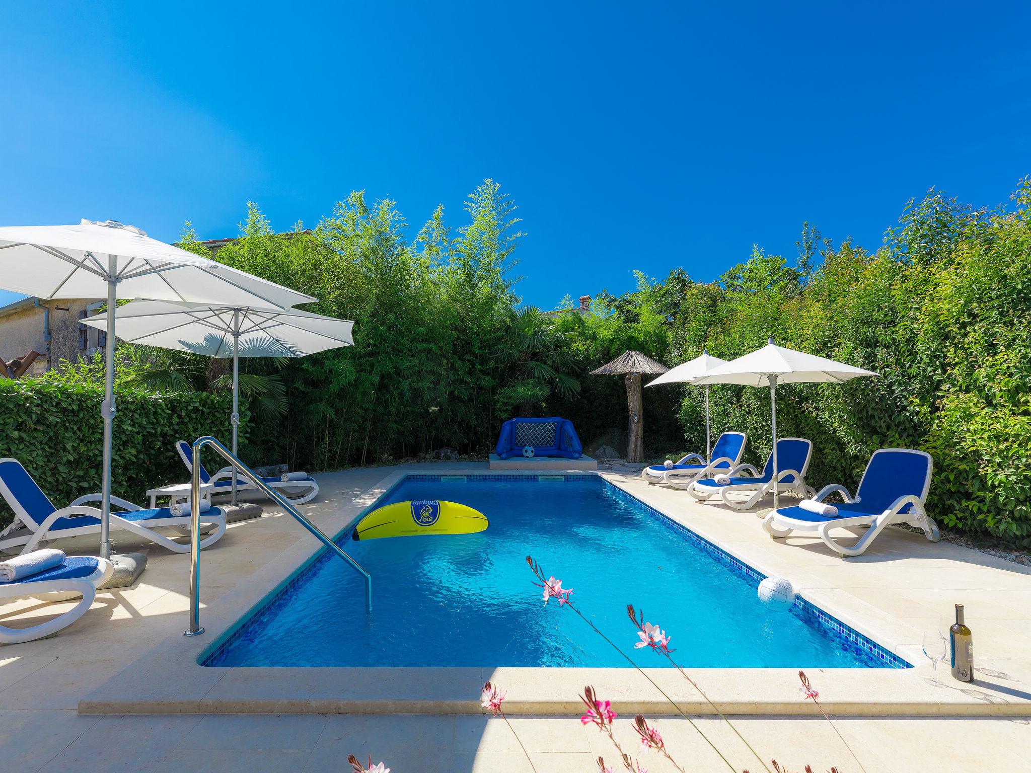 Foto 21 - Casa de 3 habitaciones en Žminj con piscina privada y vistas al mar
