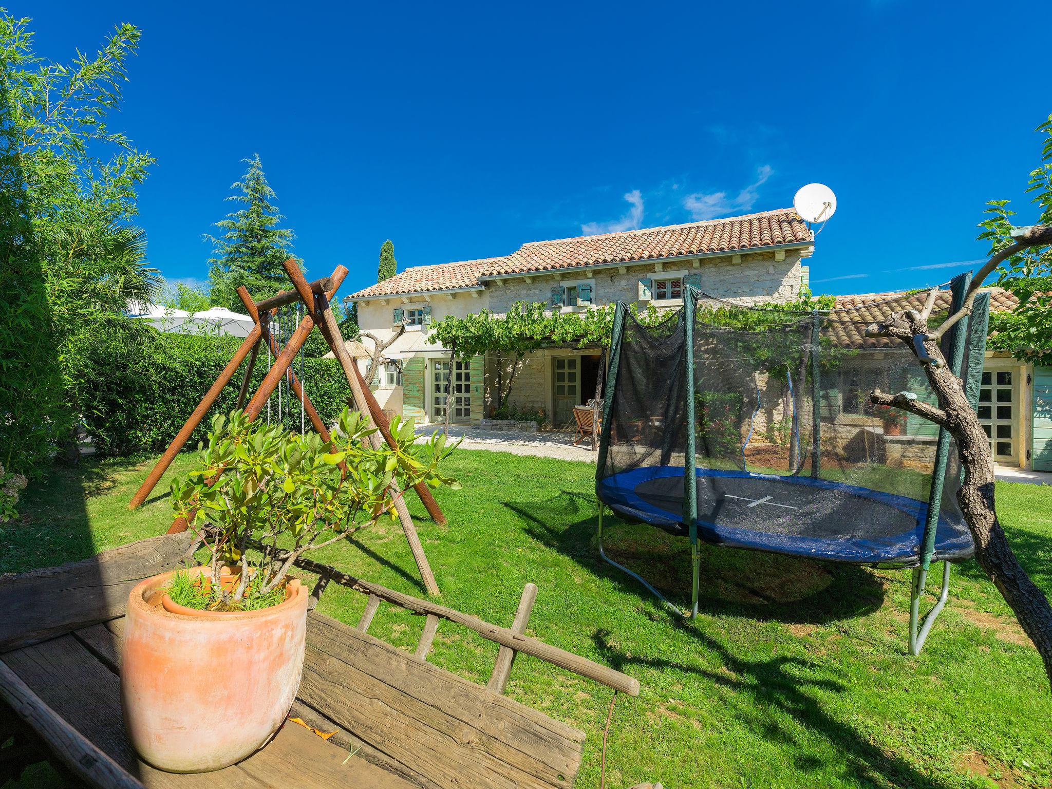 Photo 24 - Maison de 3 chambres à Žminj avec piscine privée et jardin