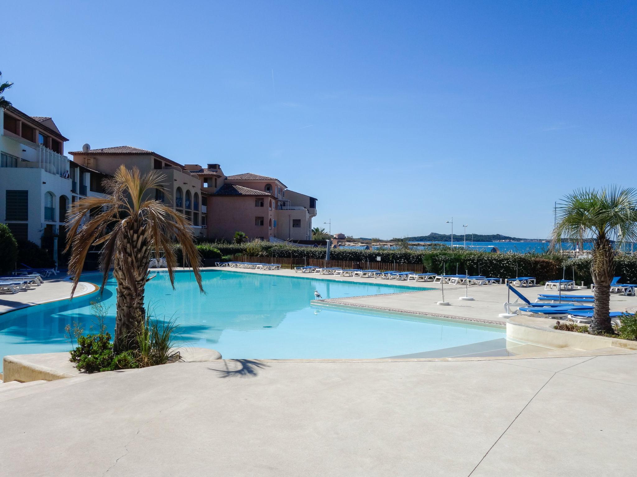 Photo 18 - 1 bedroom Apartment in Six-Fours-les-Plages with swimming pool and sea view