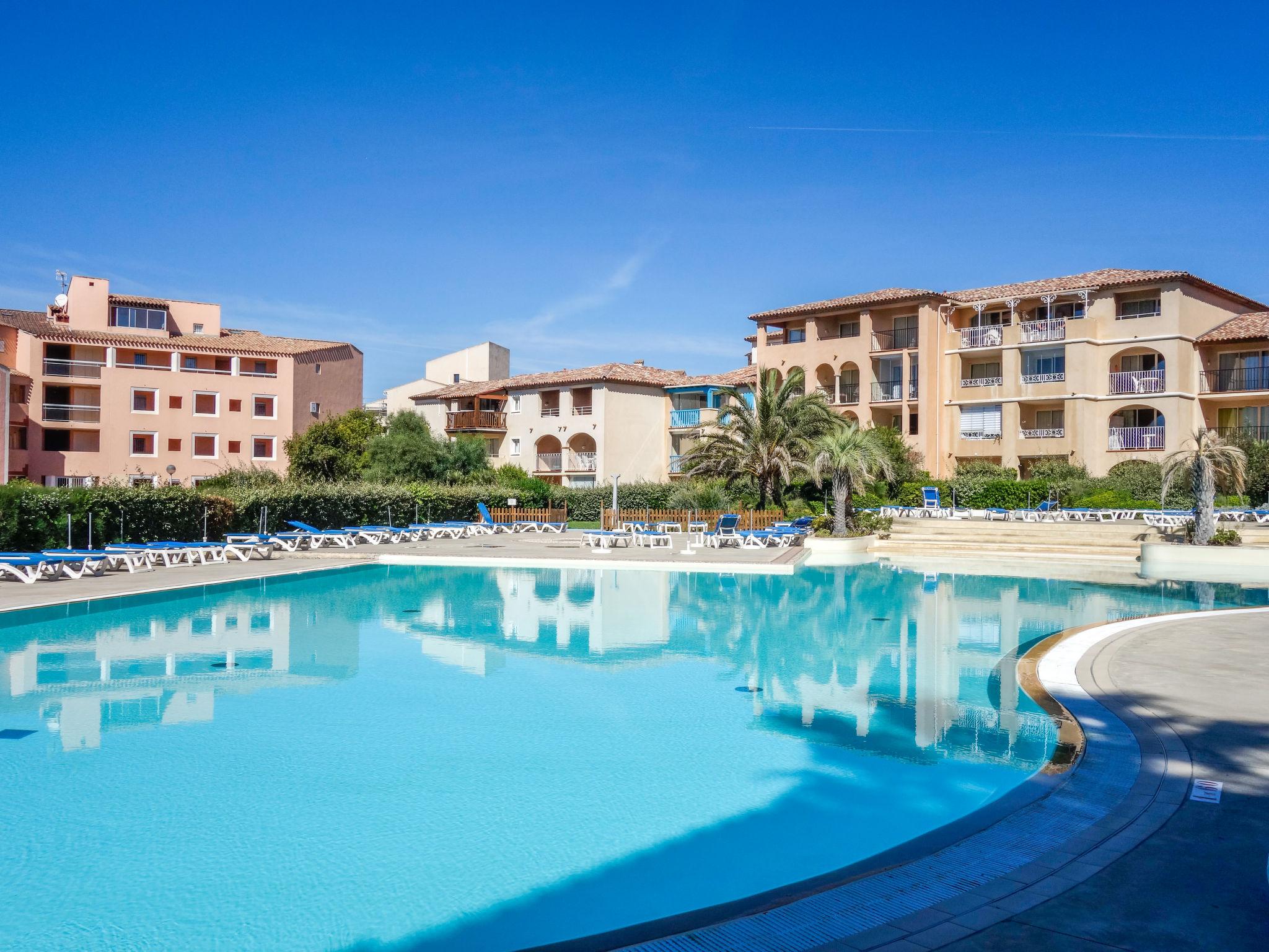Photo 19 - 1 bedroom Apartment in Six-Fours-les-Plages with swimming pool and sea view