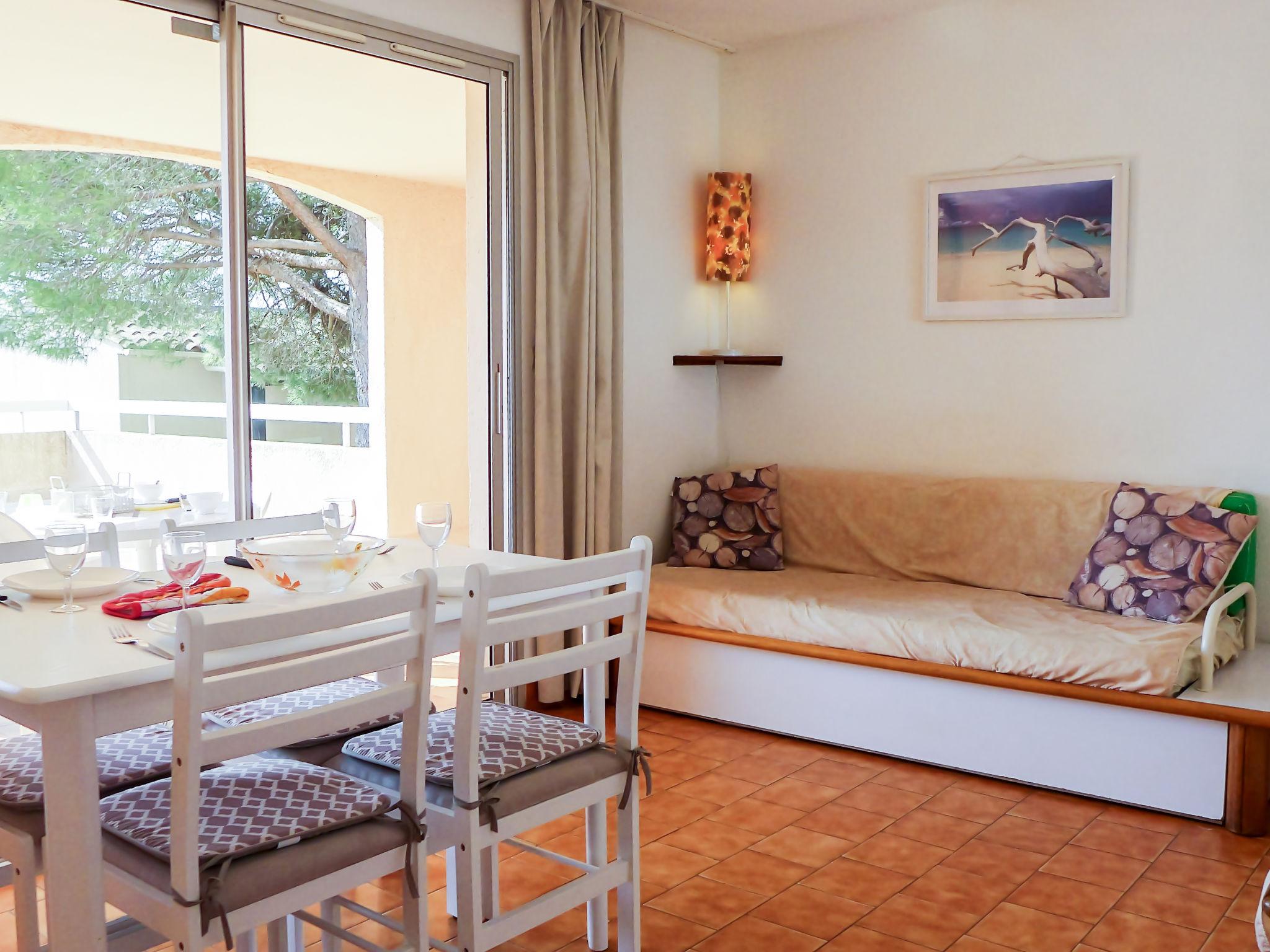 Foto 2 - Appartamento con 2 camere da letto a Sainte-Maxime con piscina e vista mare