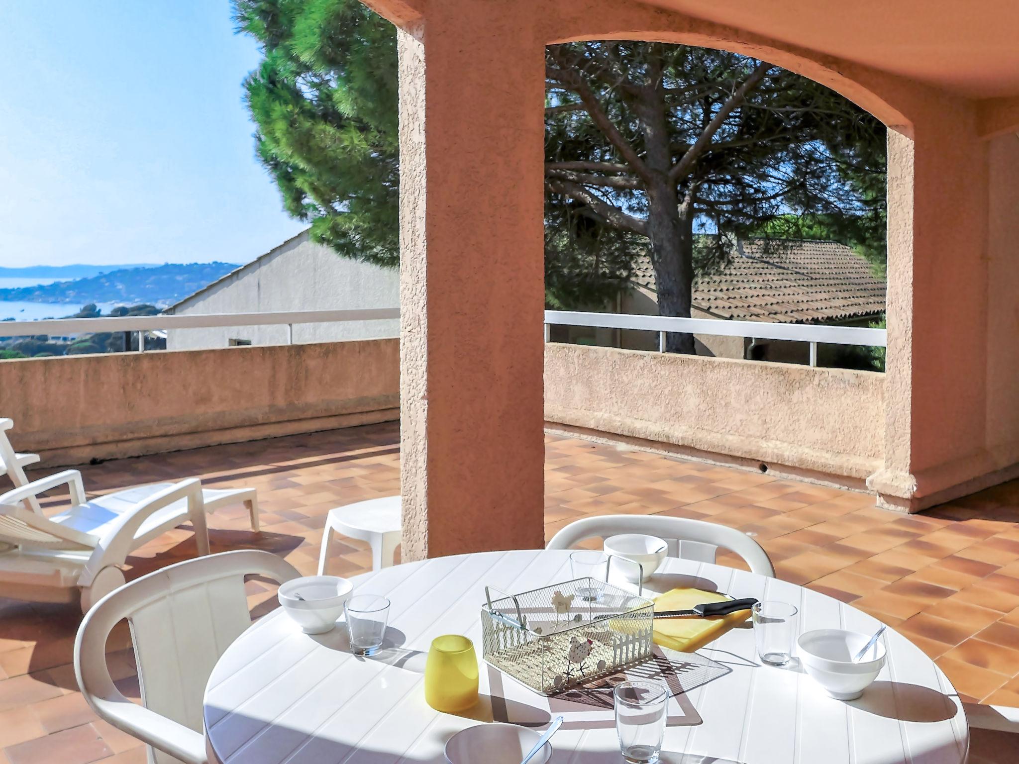 Foto 10 - Apartamento de 2 quartos em Sainte-Maxime com piscina e vistas do mar