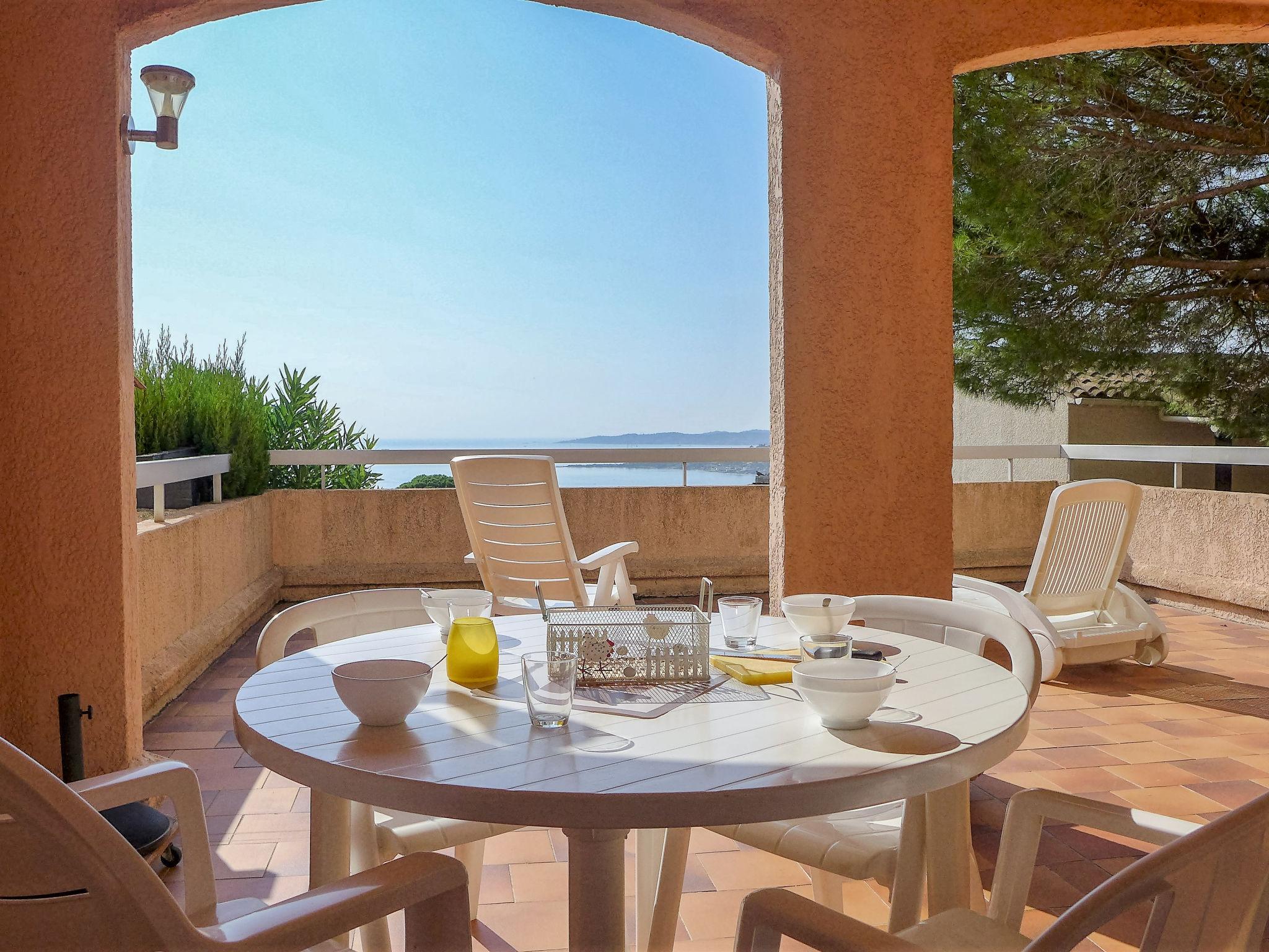 Foto 1 - Appartamento con 2 camere da letto a Sainte-Maxime con piscina e vista mare