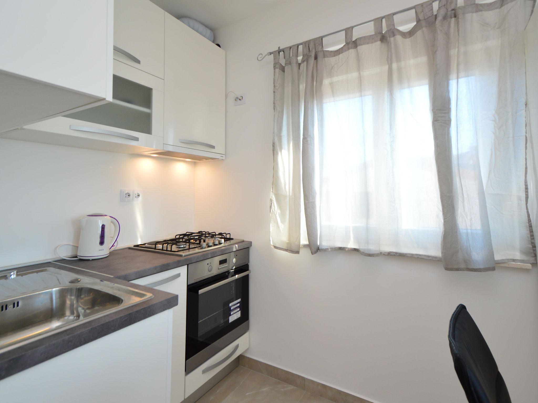 Foto 8 - Apartamento de 2 quartos em Sibenik com jardim